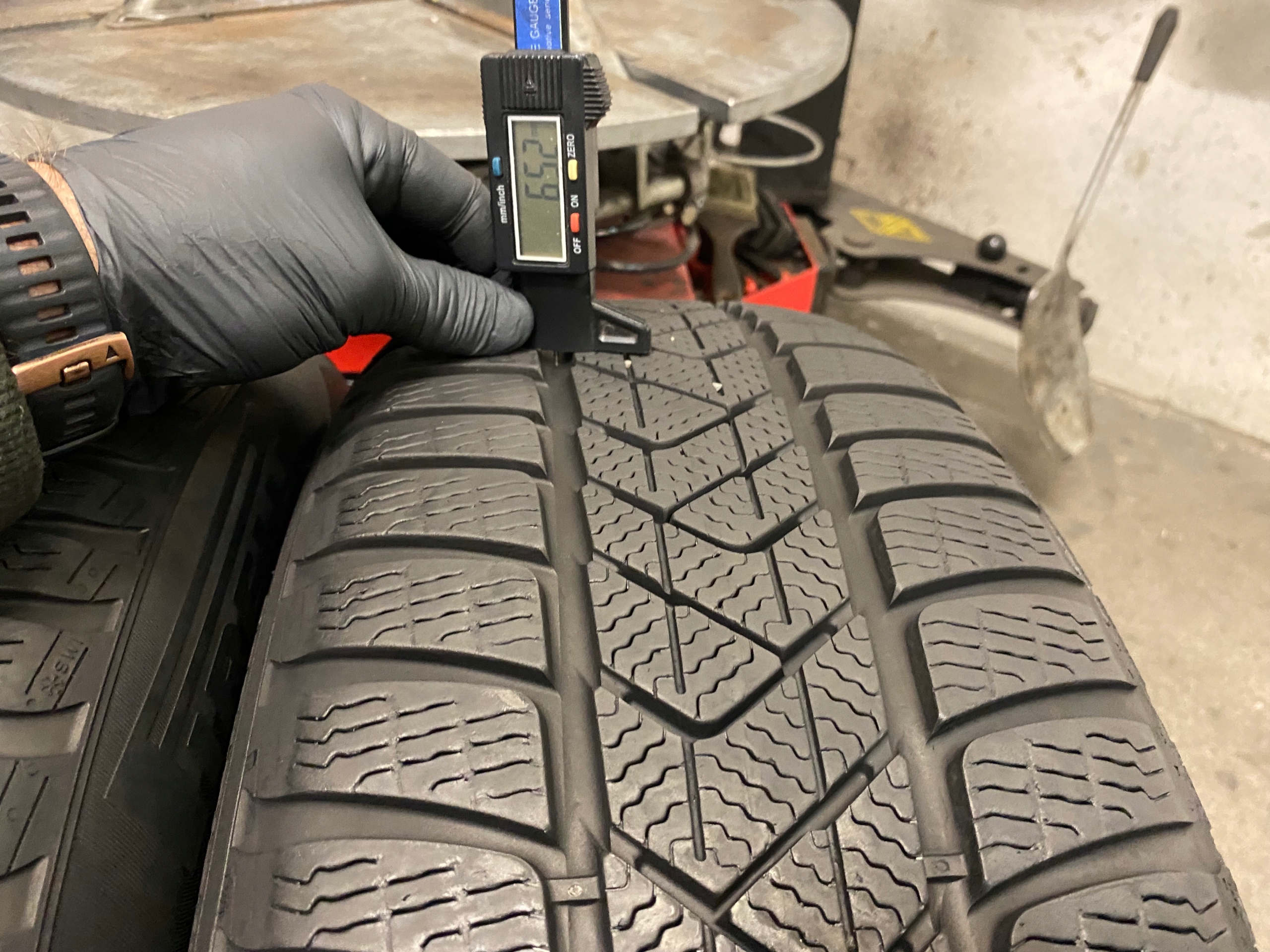 2 tyres winter 225/60R18 Pirelli SOTTOZERO 3 6,5mm