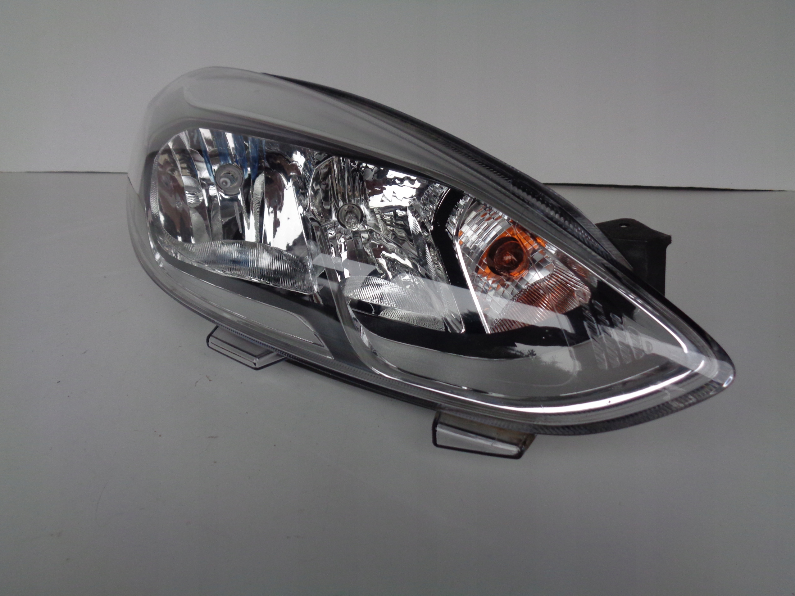 light right REFLEKTOR FORD FIESTA MK8 17