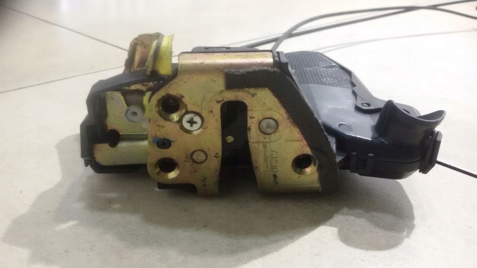 lock door handle left front TOYOTA AVENSIS T25 6 PIN