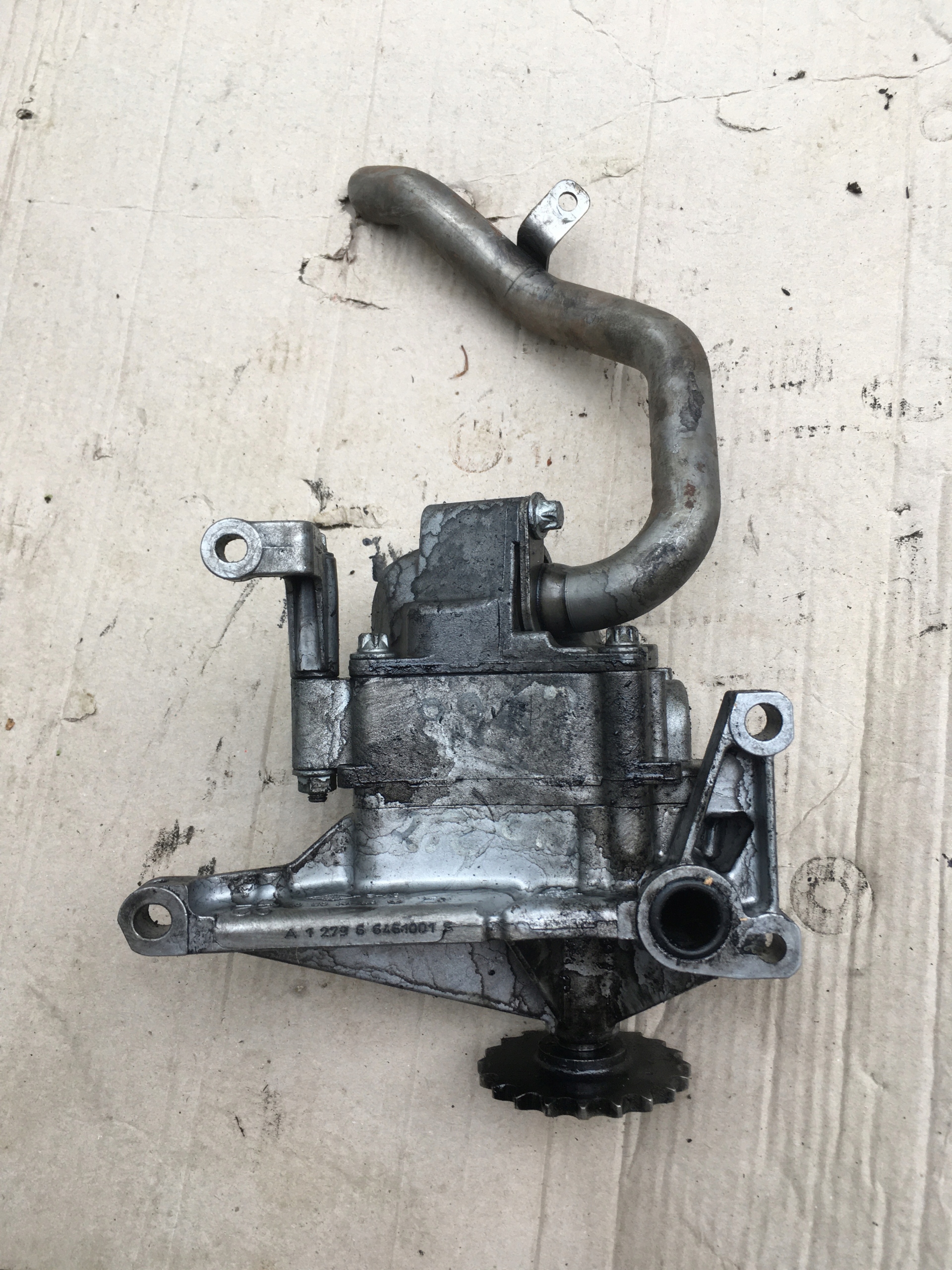 MERCEDES 2.2 DIESEL POMPA OLEJU A127966461001