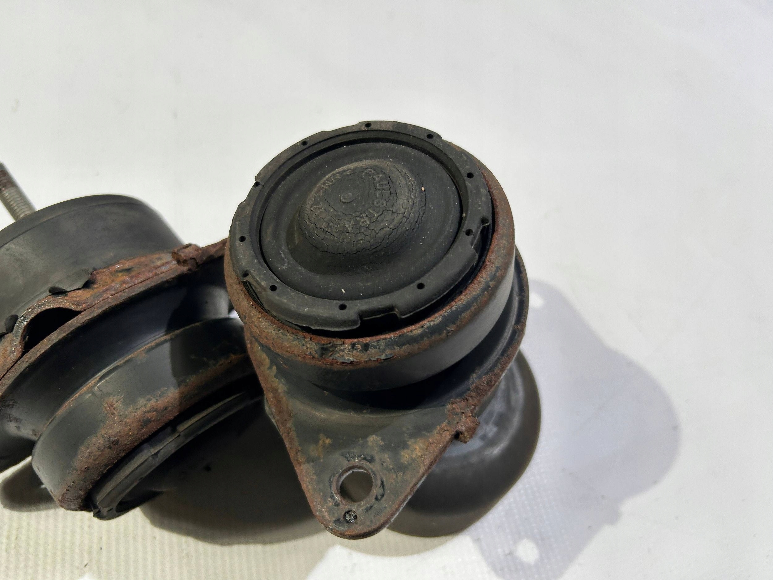 console holder engine mount right left Ford Mustang 4.6 2010