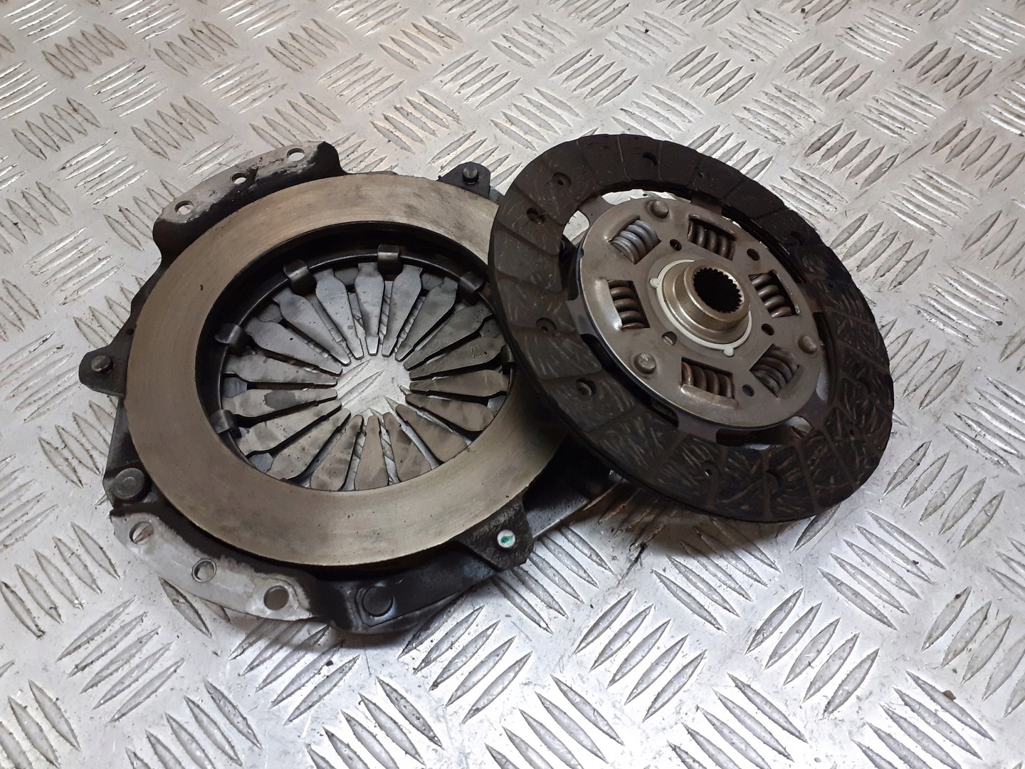 DOCISK SPRZĘGŁĄ Z TARCZĄ RENAULT CLIO II 1.2