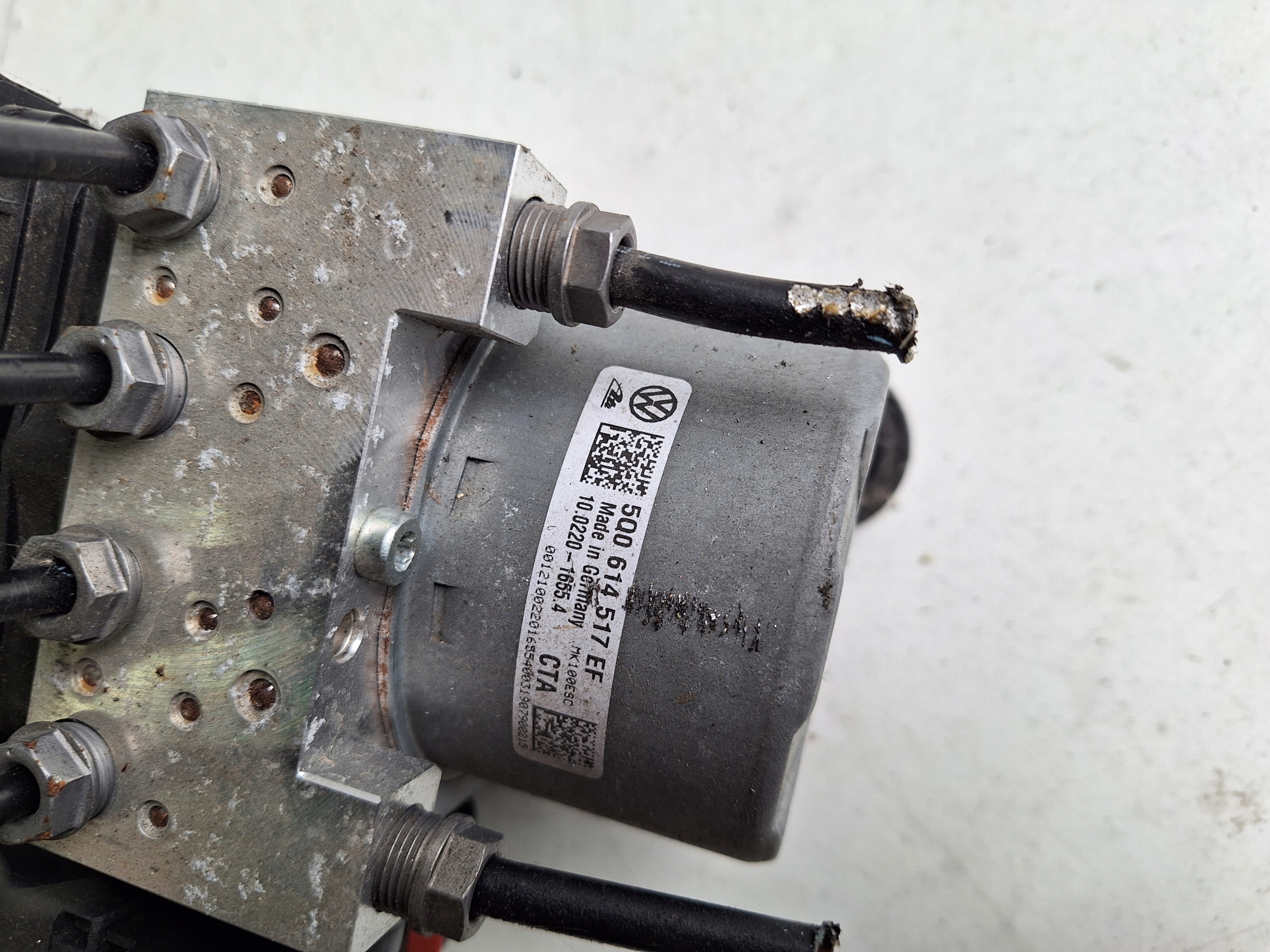 VOLKSWAGEN pump ABS 5Q0614517EF