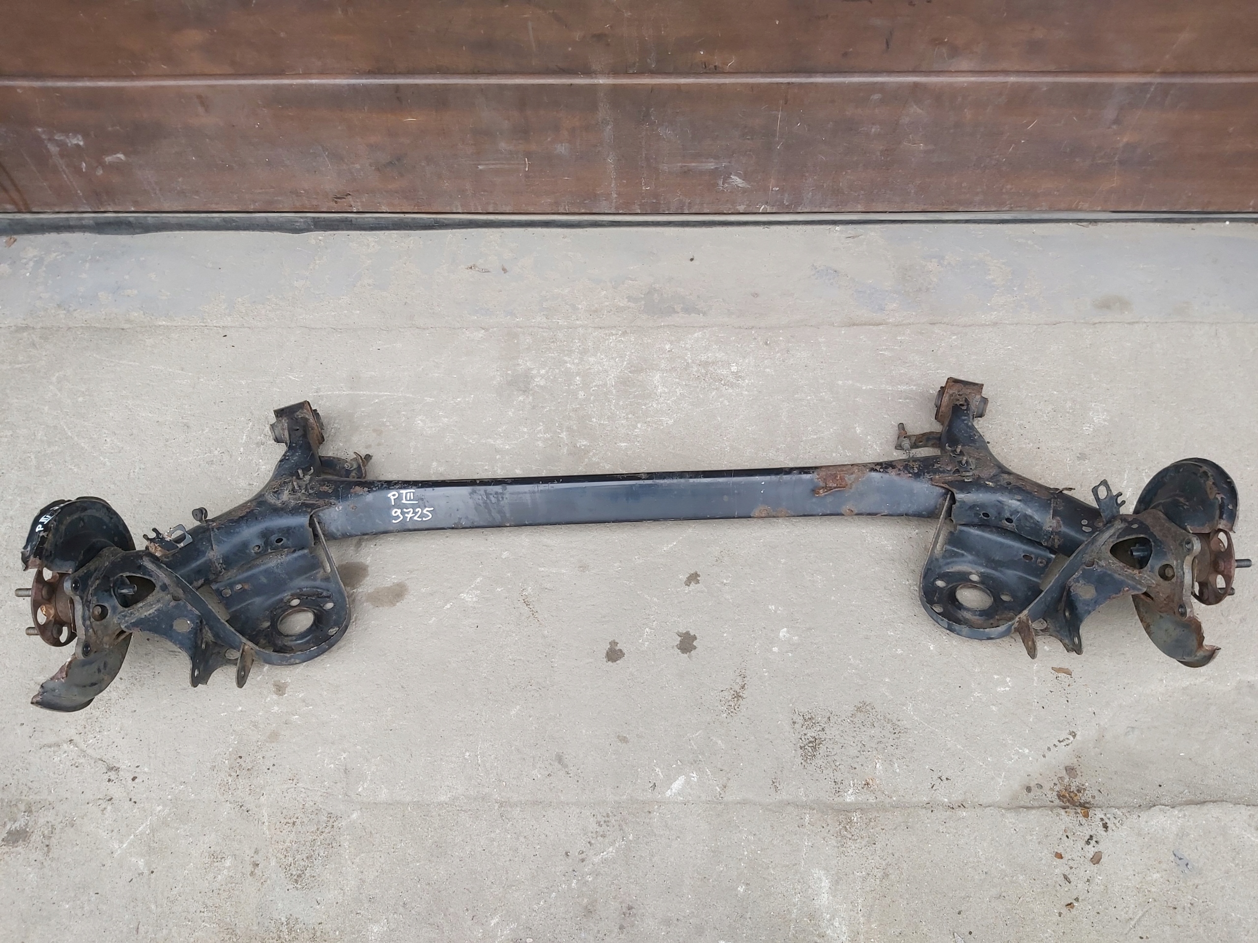 Toyota Prius III belka zawieszenia tył