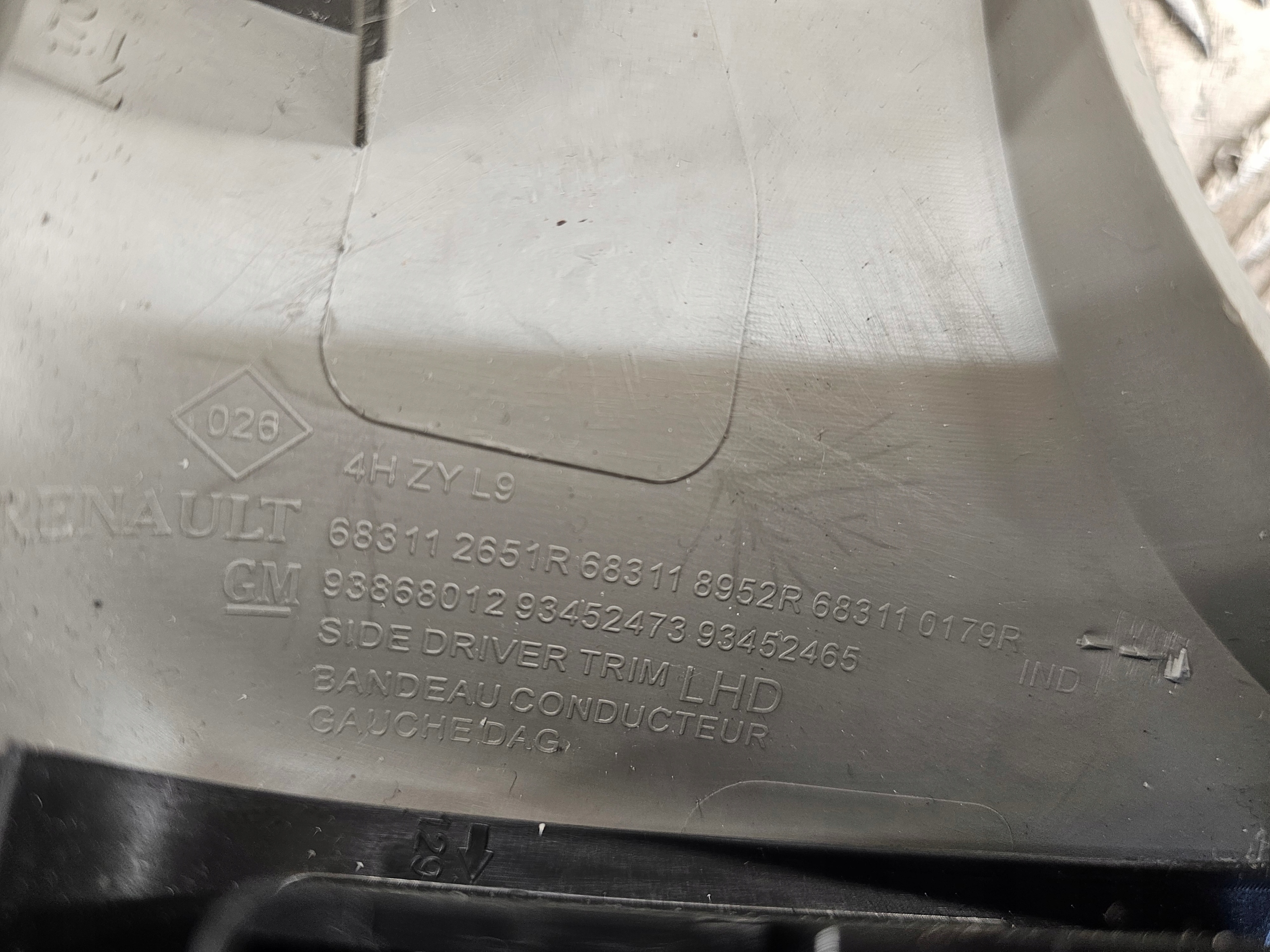 cover grid panel VIVARO TRAFIC III 683112651R