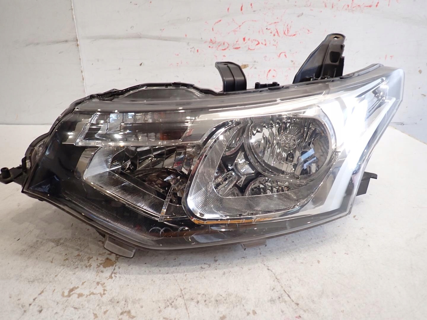 light front front left MITSUBISHI OUTLANDER III 2012
