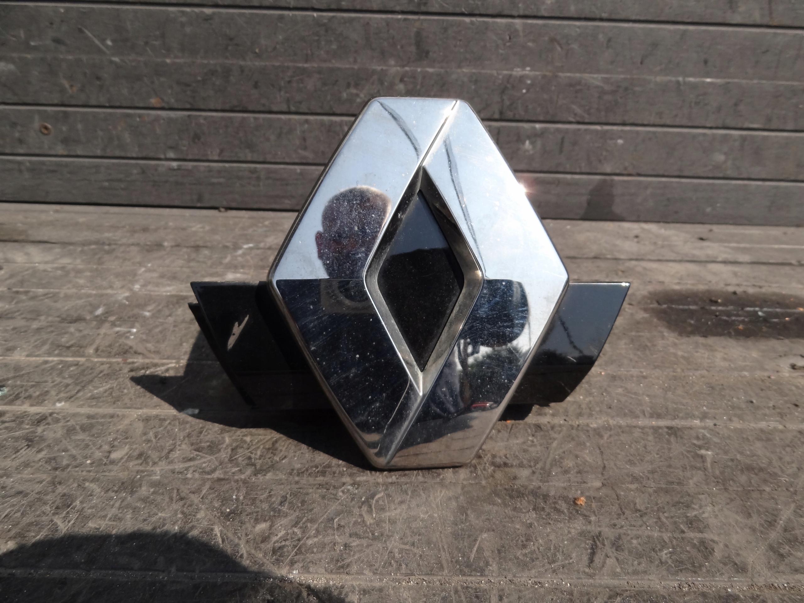 RENAULT ARKANA 2022 ZNACZEK LOGO EMBLEMAT KLAPY BAGAZNIKA ORYGINAL