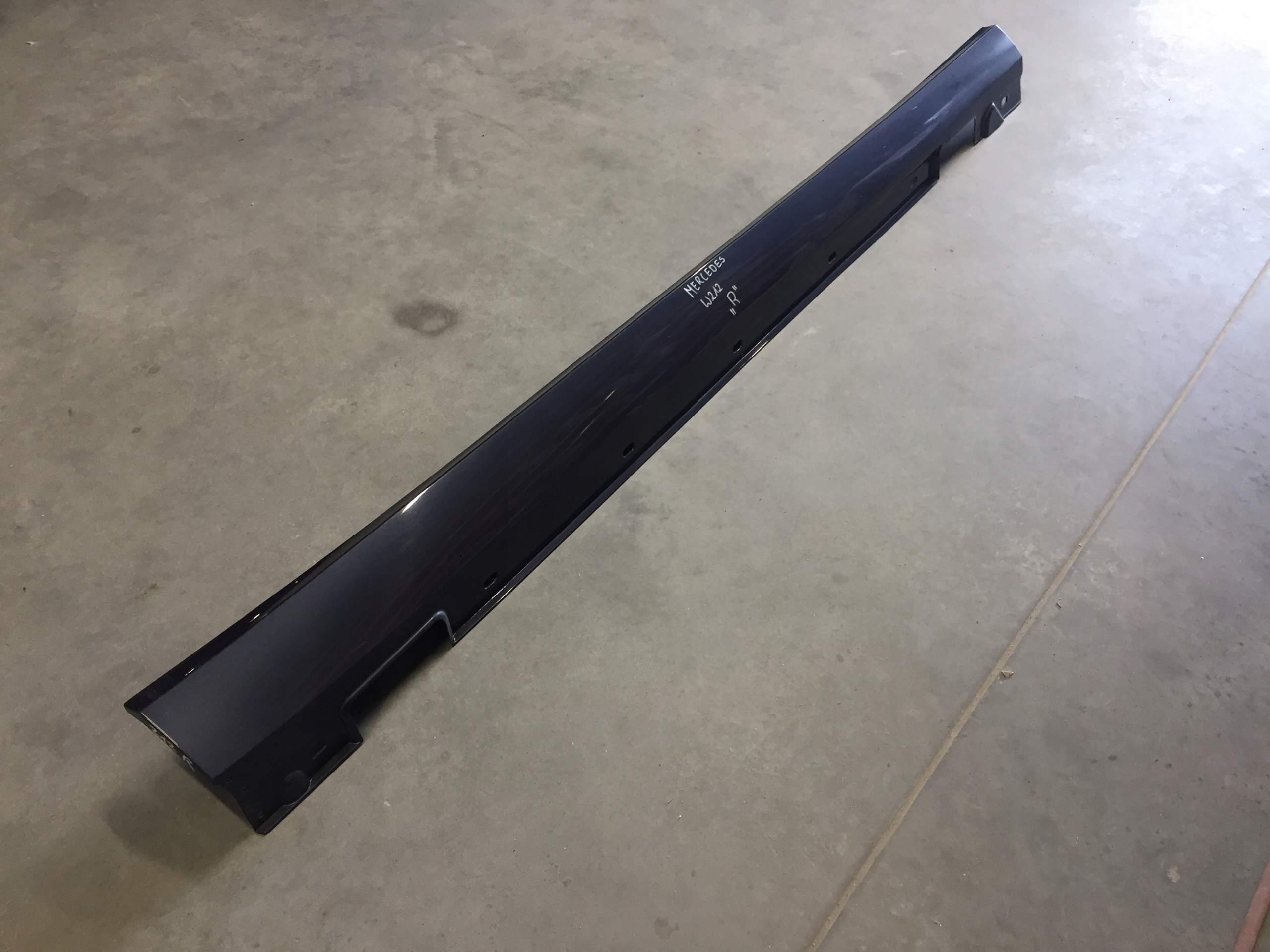 MERCEDES E-KLASA W212 LISTWA PROGOWA PRAWA Numer katalogowy części A2126900240R