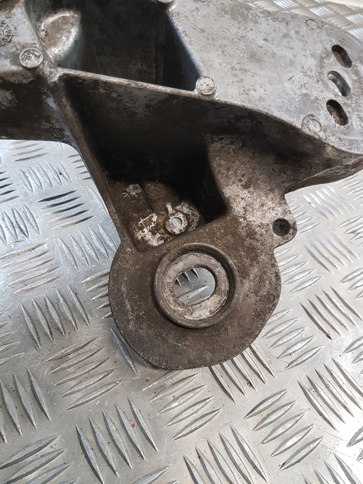 support holder of the engine left 4F0199351S AUDI A6 C6 3.2 V6