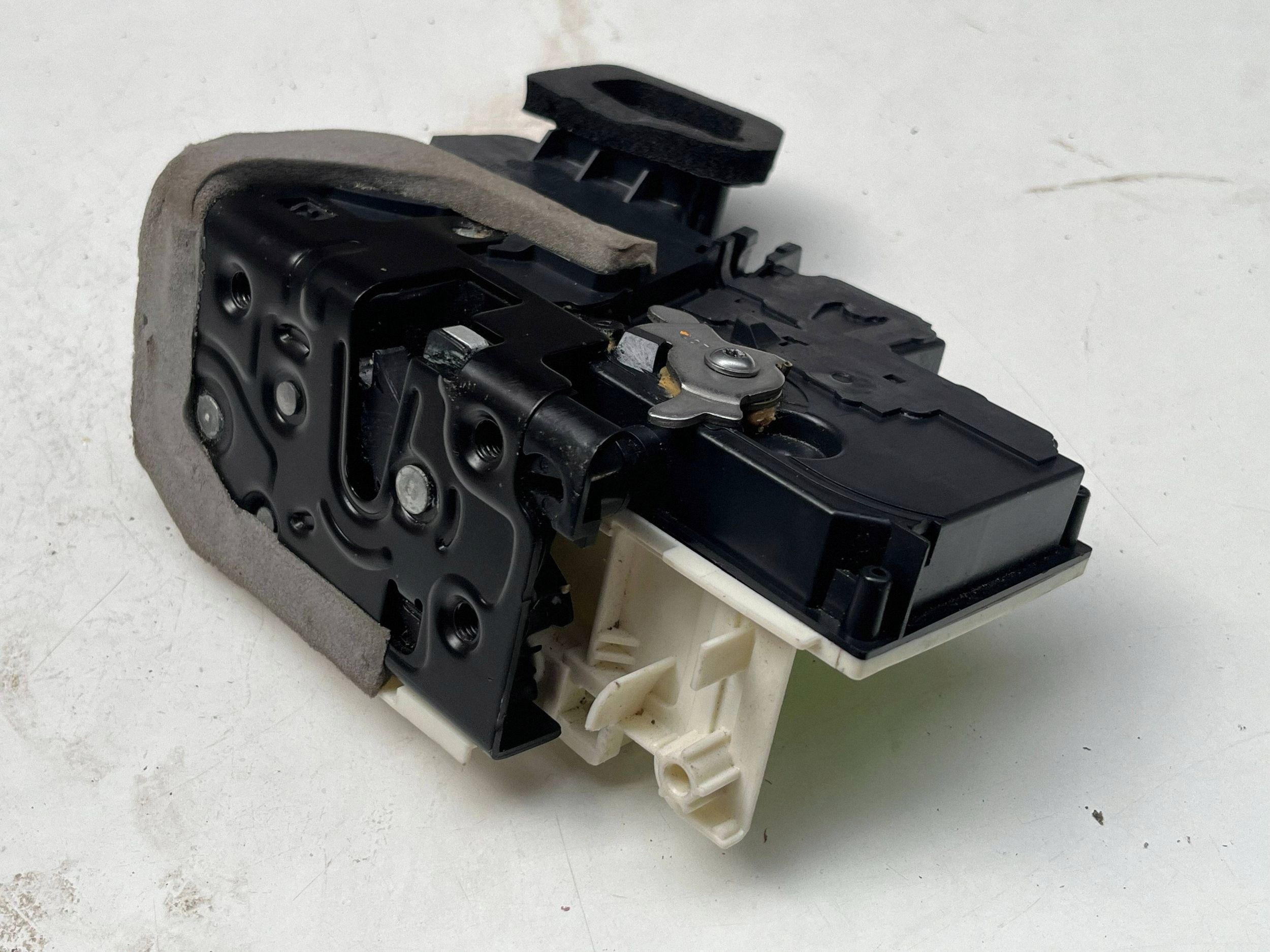 AUDI A6 C8 lock door left rear part 4K0839015Q @M