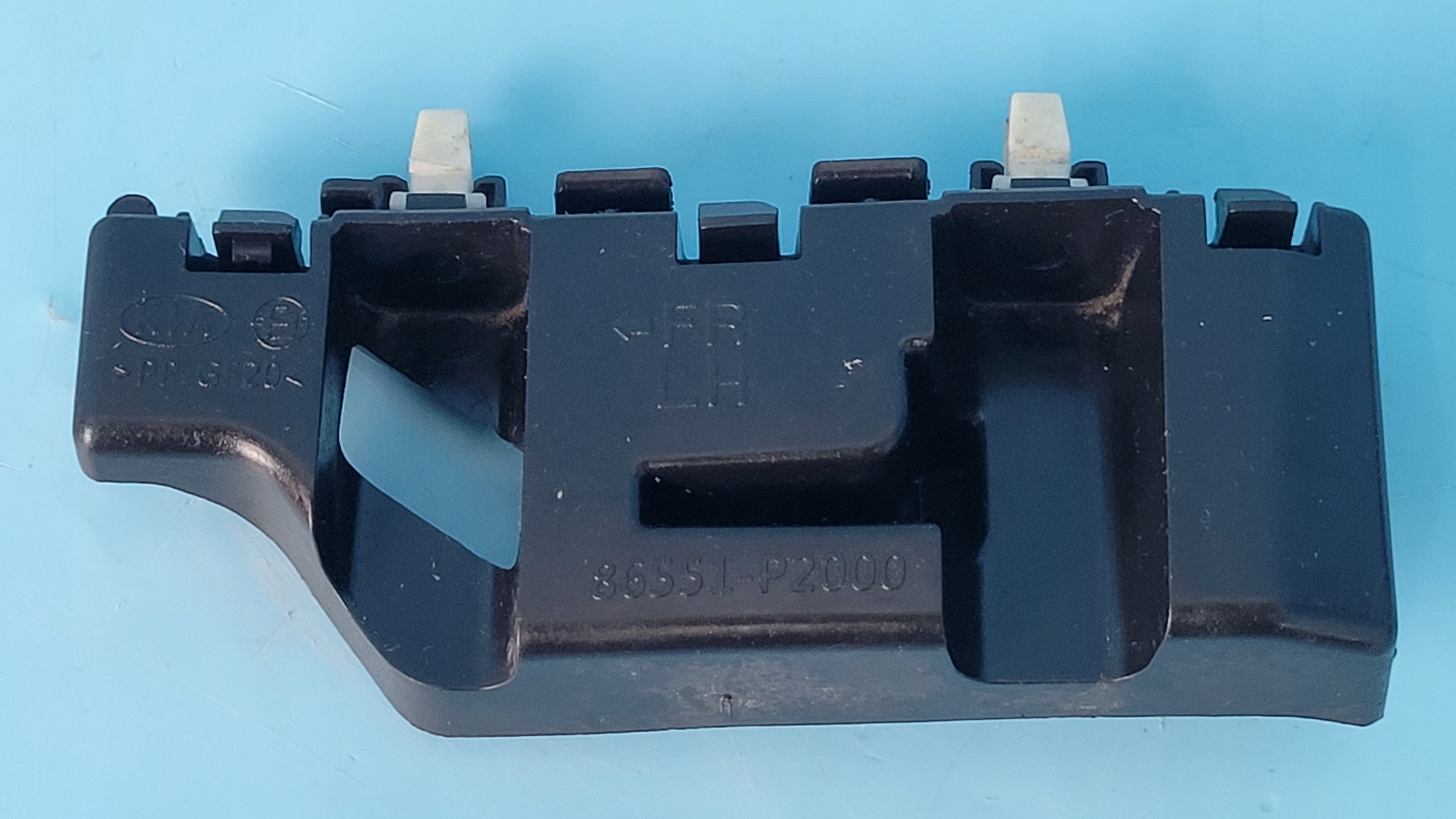 KIA SORENTO IV 23r ŚLIZG MOCOWANIE ZDERZAKA LEWY PRZÓD 86551-P2000