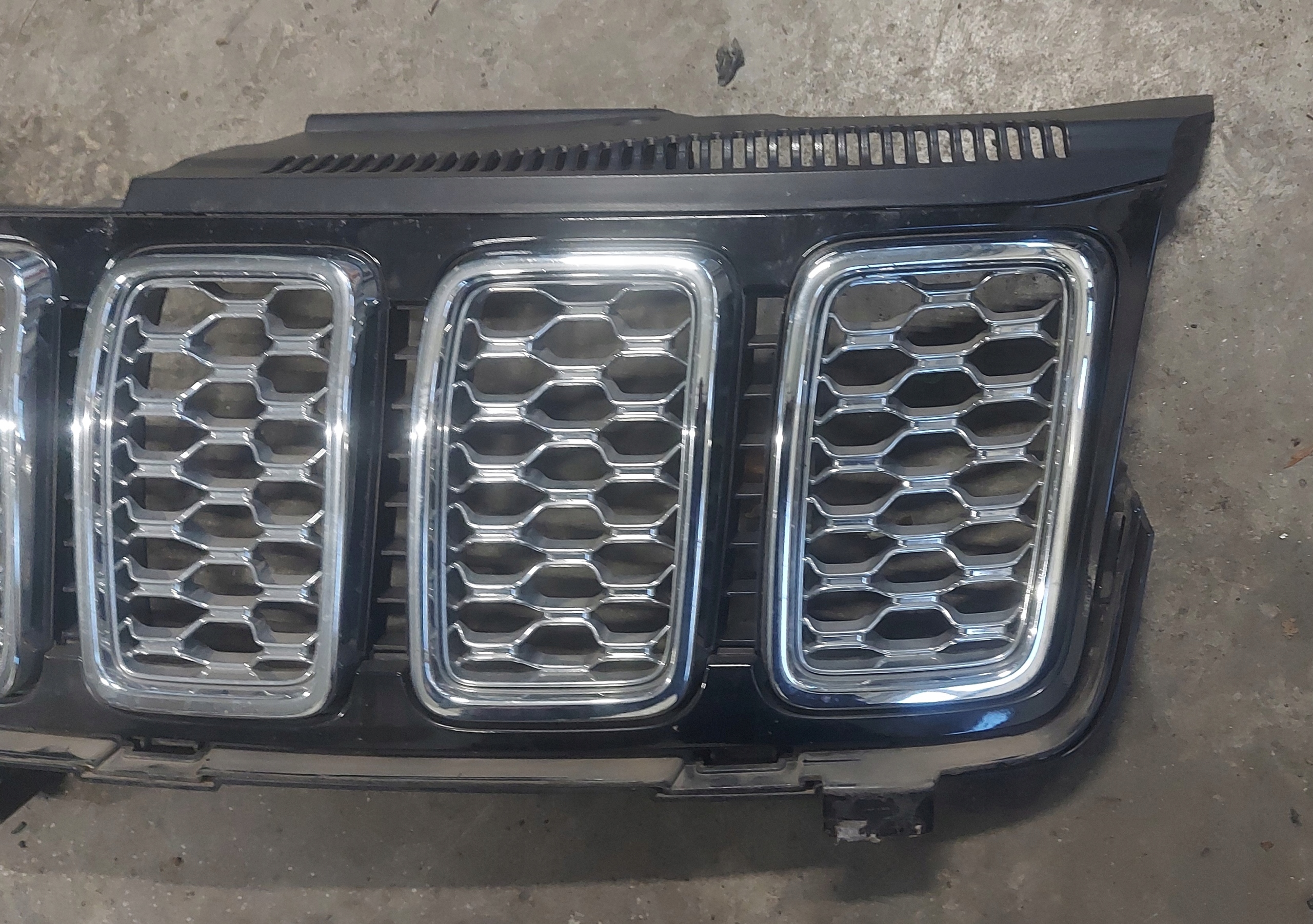 Jeep Cherokee J Kühlergrill FRONTGRILL Kühlergitter 68258419AA - Thumbnail 5