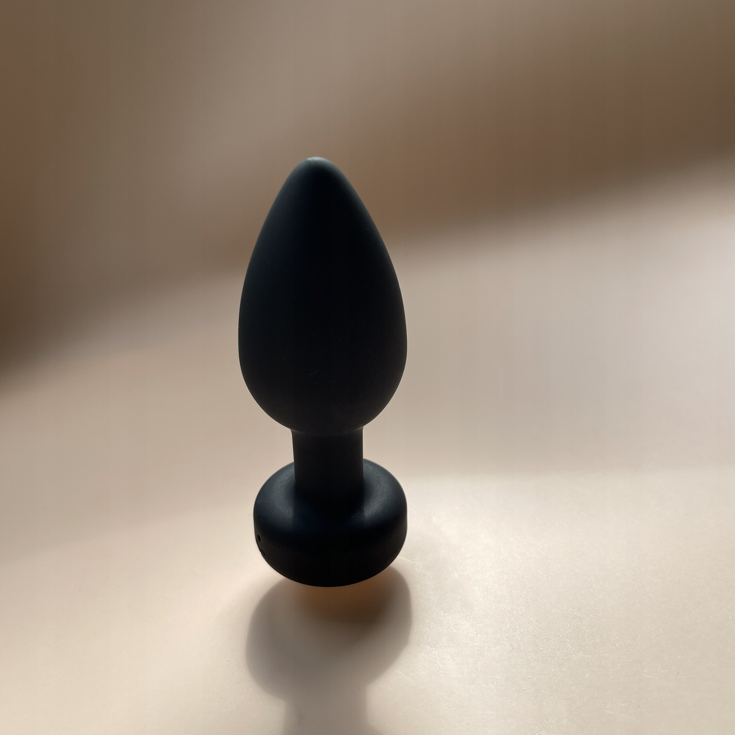 Korek Analny Wibrujący Maly z Pilotem Anal Plug 10 Trybów 9 cm x 3,5 cm
