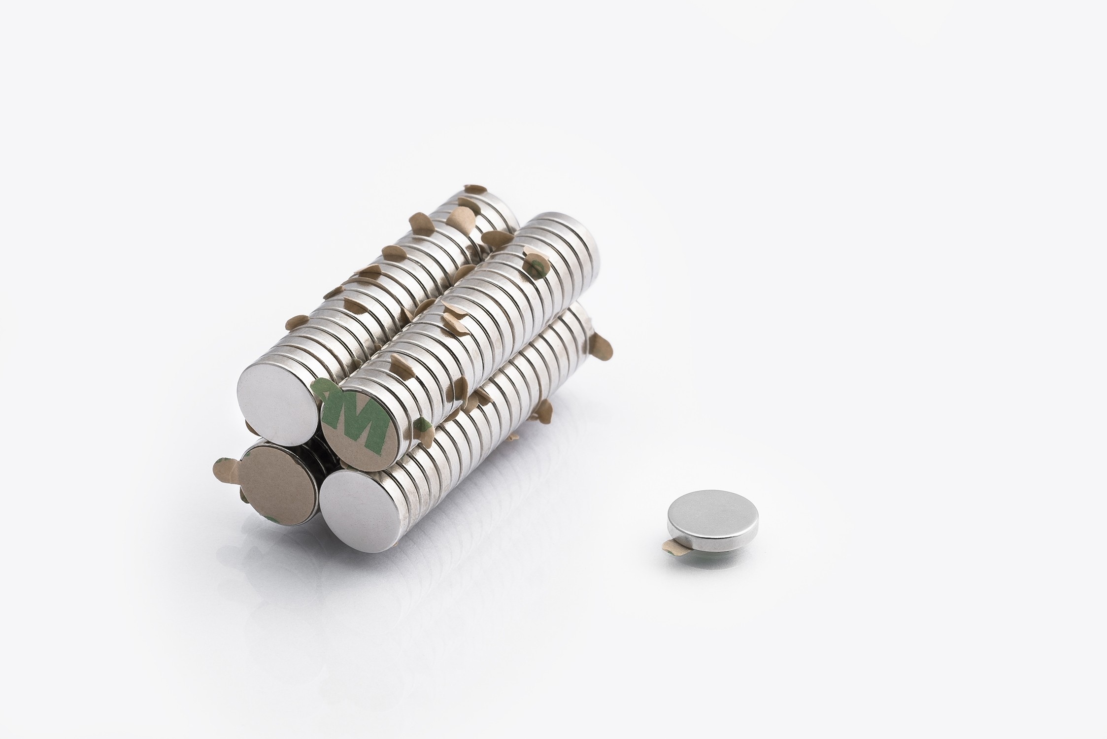 Magnet 10 x 2 mm s lepicí páskou 100 ks