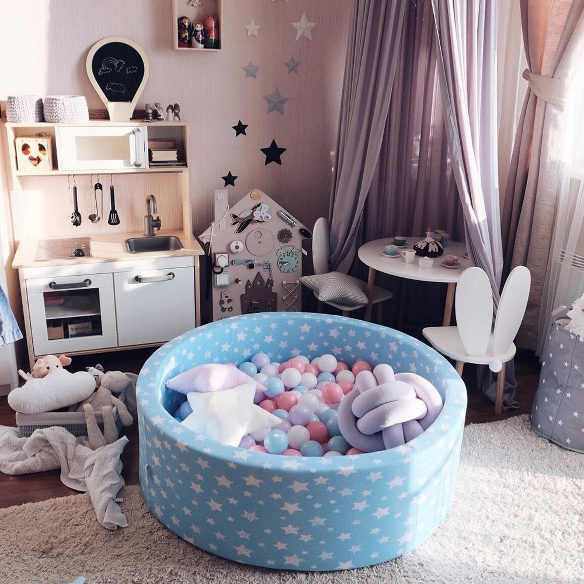 PIŁECZKI PLASTIKOWE DO BASENU 200 sztuk KULKI DO SUCHEGO BASENU KIDDYMOON Informacje dot. bezpieczeństwa i zgodności produktu Do użytku pod bezpośrednim nadzorem osoby dorosłej