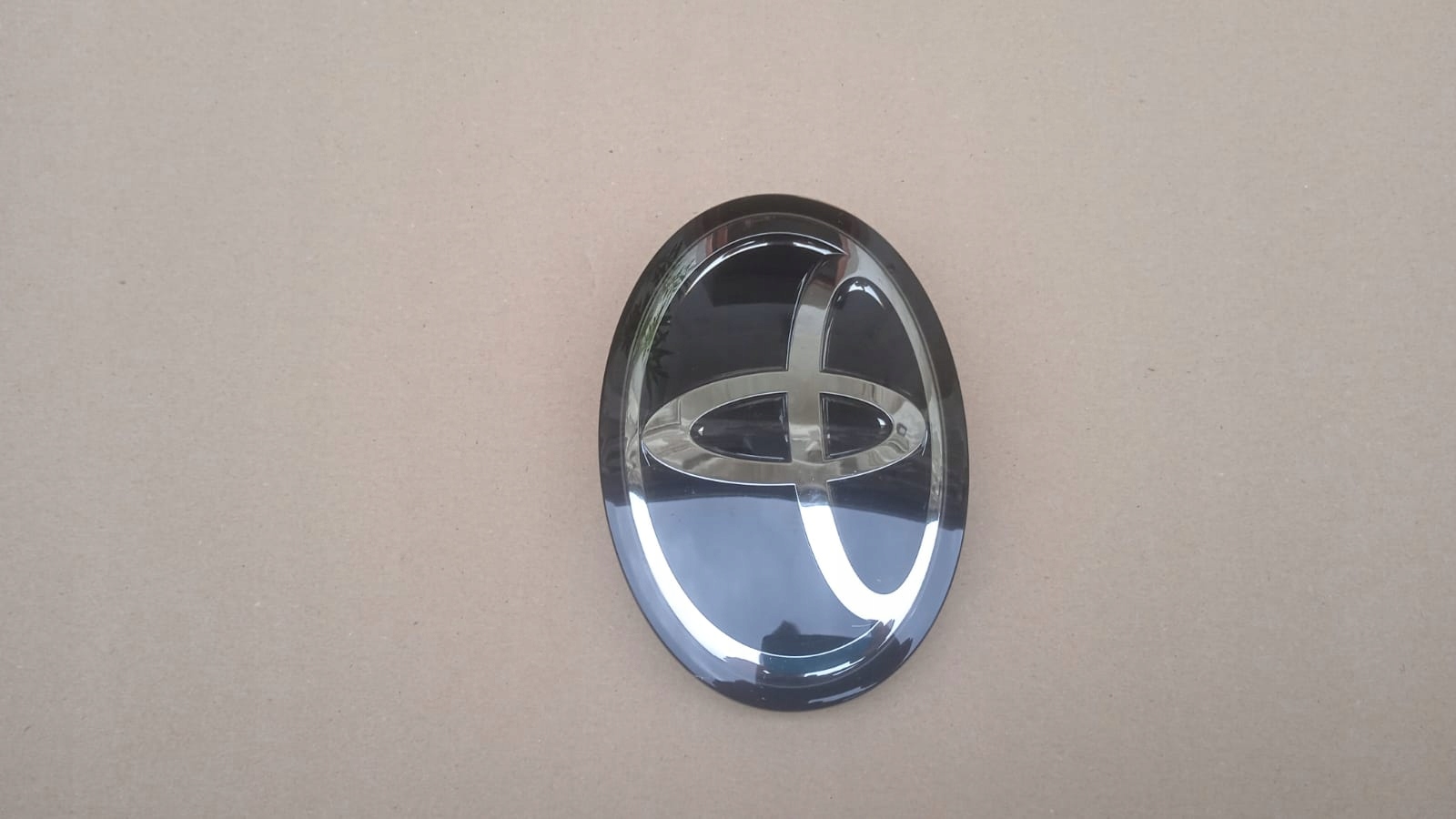 ZNACZEK EMBLEMAT LOGO PRZÓD PRZEDNI TOYOTA COROLLA E21 19- YARIS IV 20- Numer katalogowy części 90975-02124 90975-02136