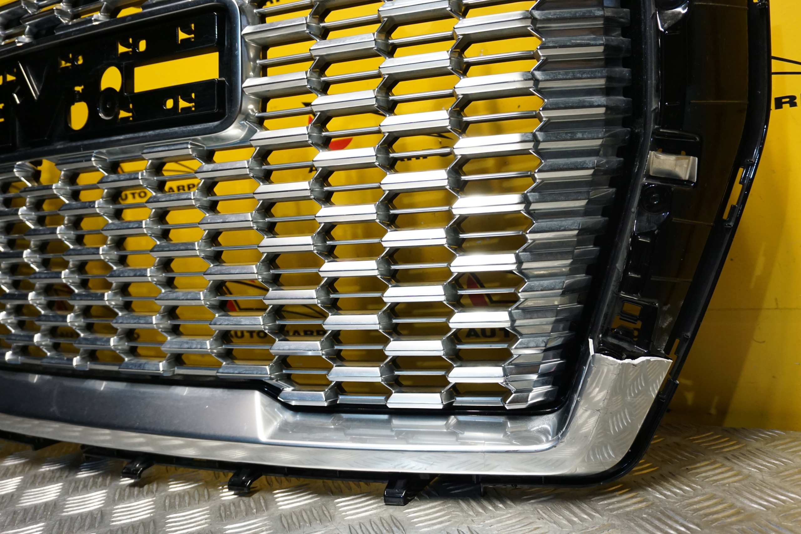 GMC YUKON DENALI 2021 - 2023 Atrapa Przód Grill 84835783 Kolor do lakierowania