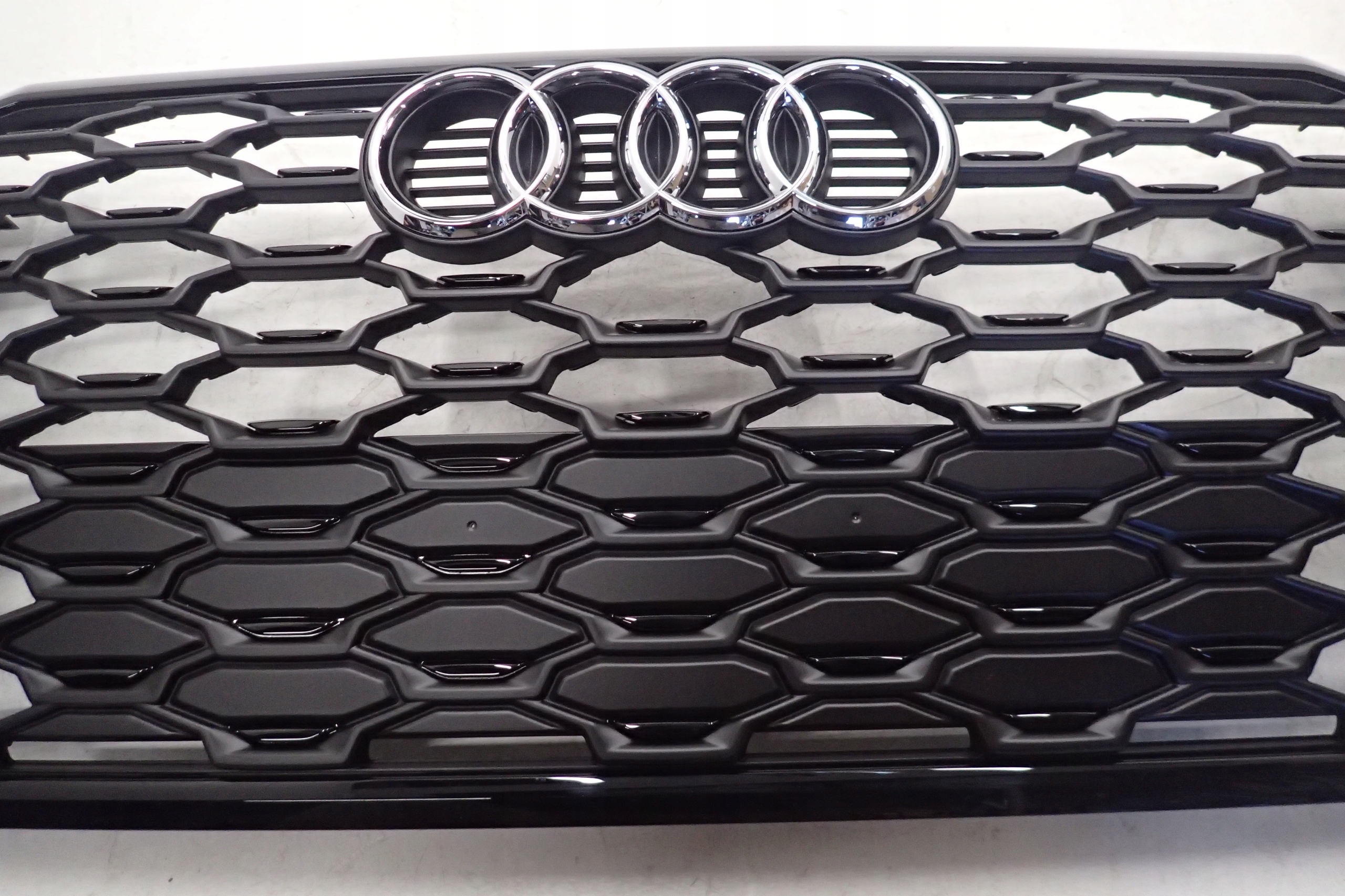 AUDI Q3 83F GRILL ATRAPA CHŁODNICY 83F853651 Typ samochodu Samochody osobowe