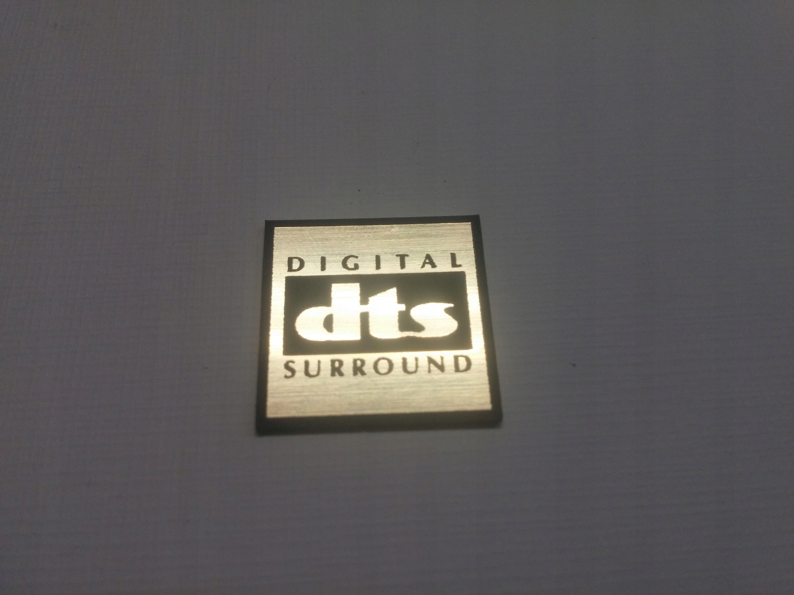 

Digital Surround naklejka emblemat 20 x 20mm*ZŁOTA