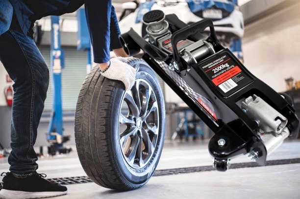 PODNOŚNIK SAMOCHODOWY LEWAREK DO WYMIANY OPON NAPRAW 2,5T Marka inna