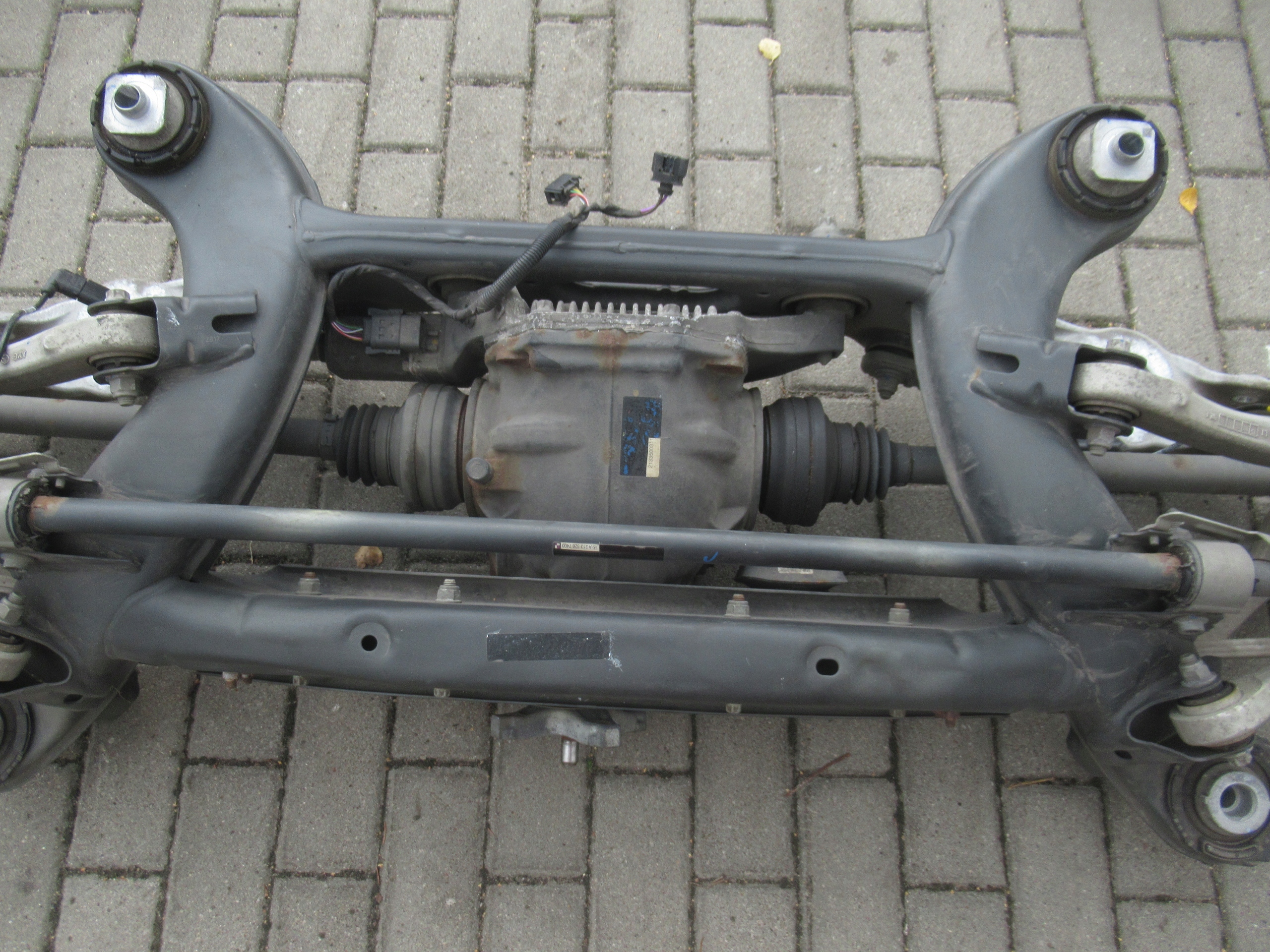 ZAWIESZENIE ZWROTNICA TYL PRAWE PRAWA LEWA LEWE W213 6.3 A2133500311 Producent części Mercedes-Benz OE