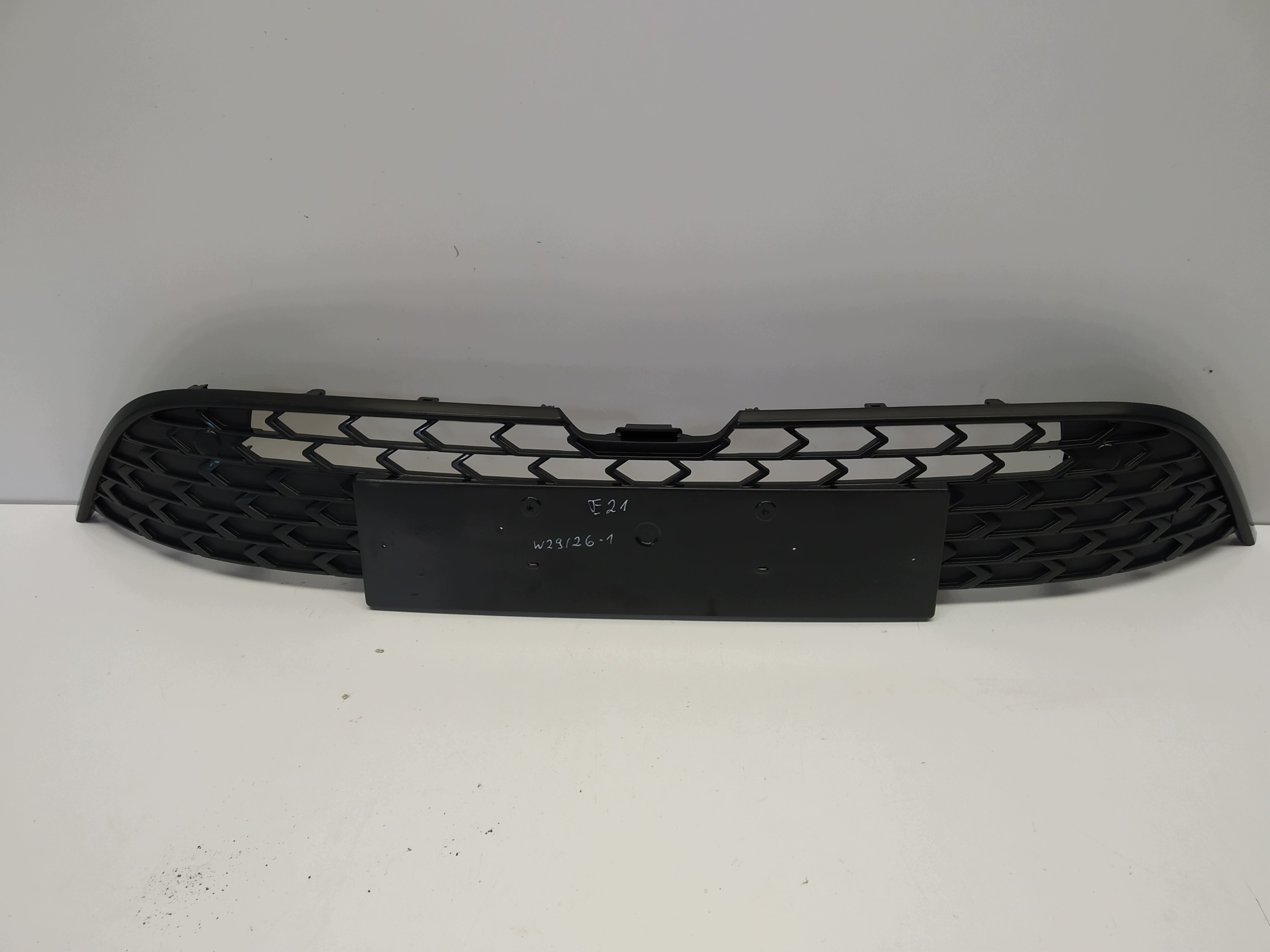 Corolla E21 lift Hb Kombi grid central upper w bumper front without PDC