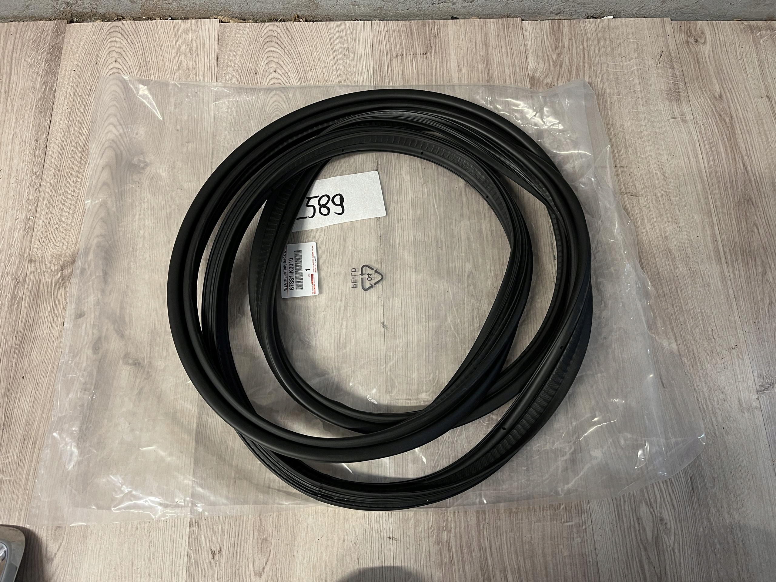 TOYOTA YARIS IV USZCZELKA KLAPY BAGAŻNIKA 67881-K0010