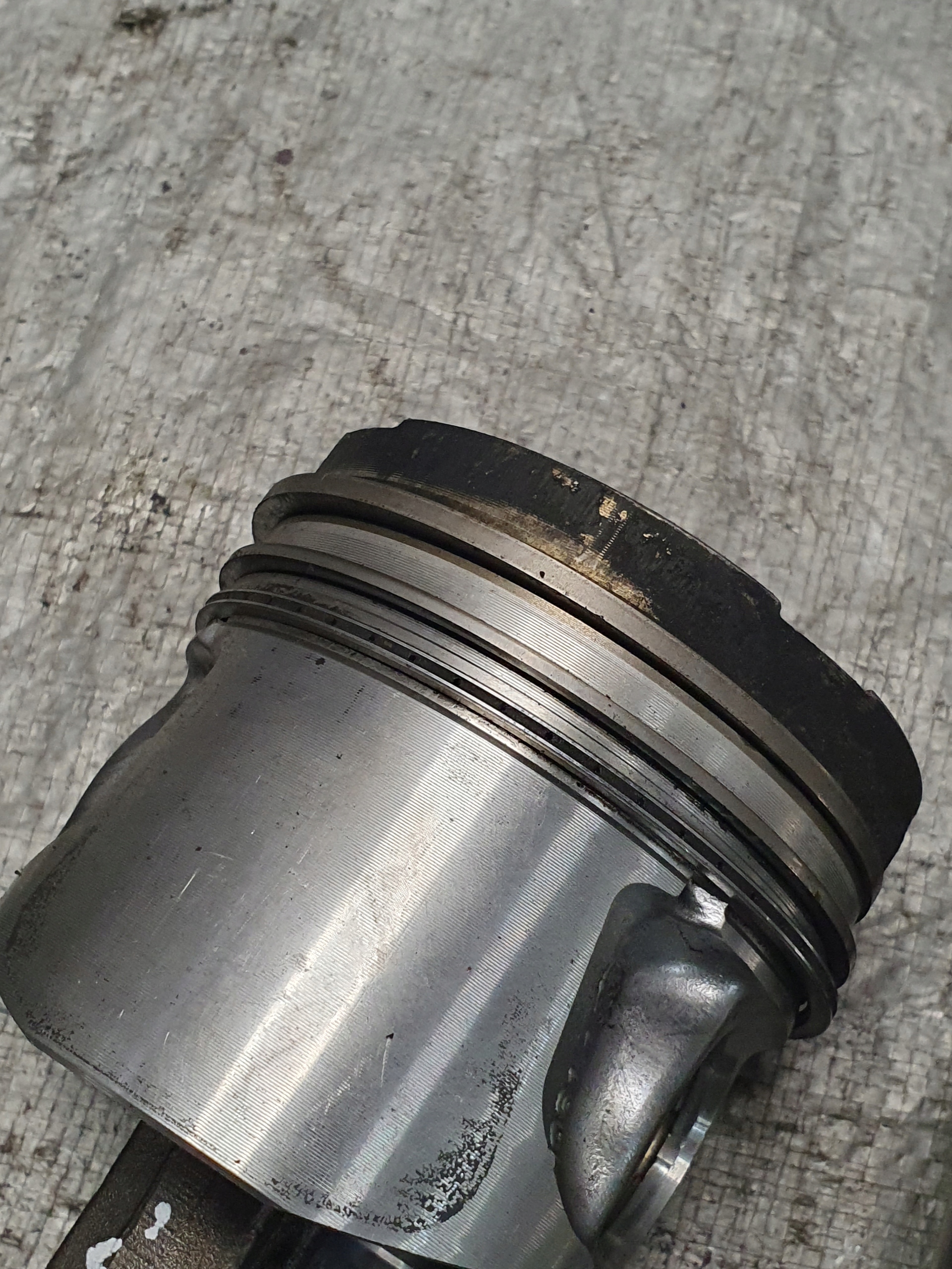 Biella e pistone 1SZT. OPEL VIVARO A 11r. 2.5D