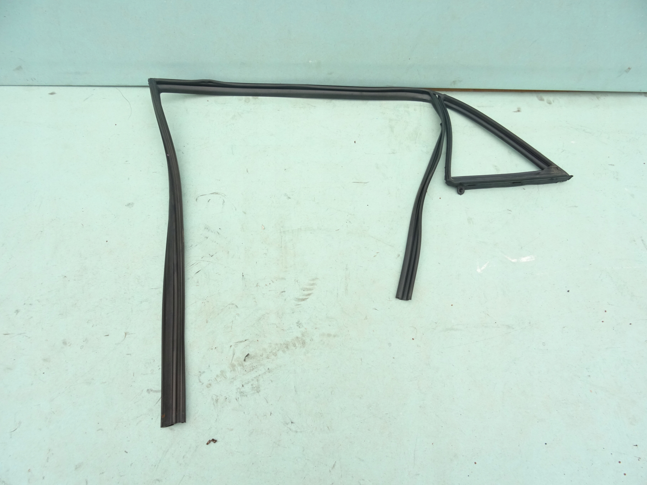 83531-C7000 - Уплотнитель стекла задний левый HYUNDAI I20 II 14-