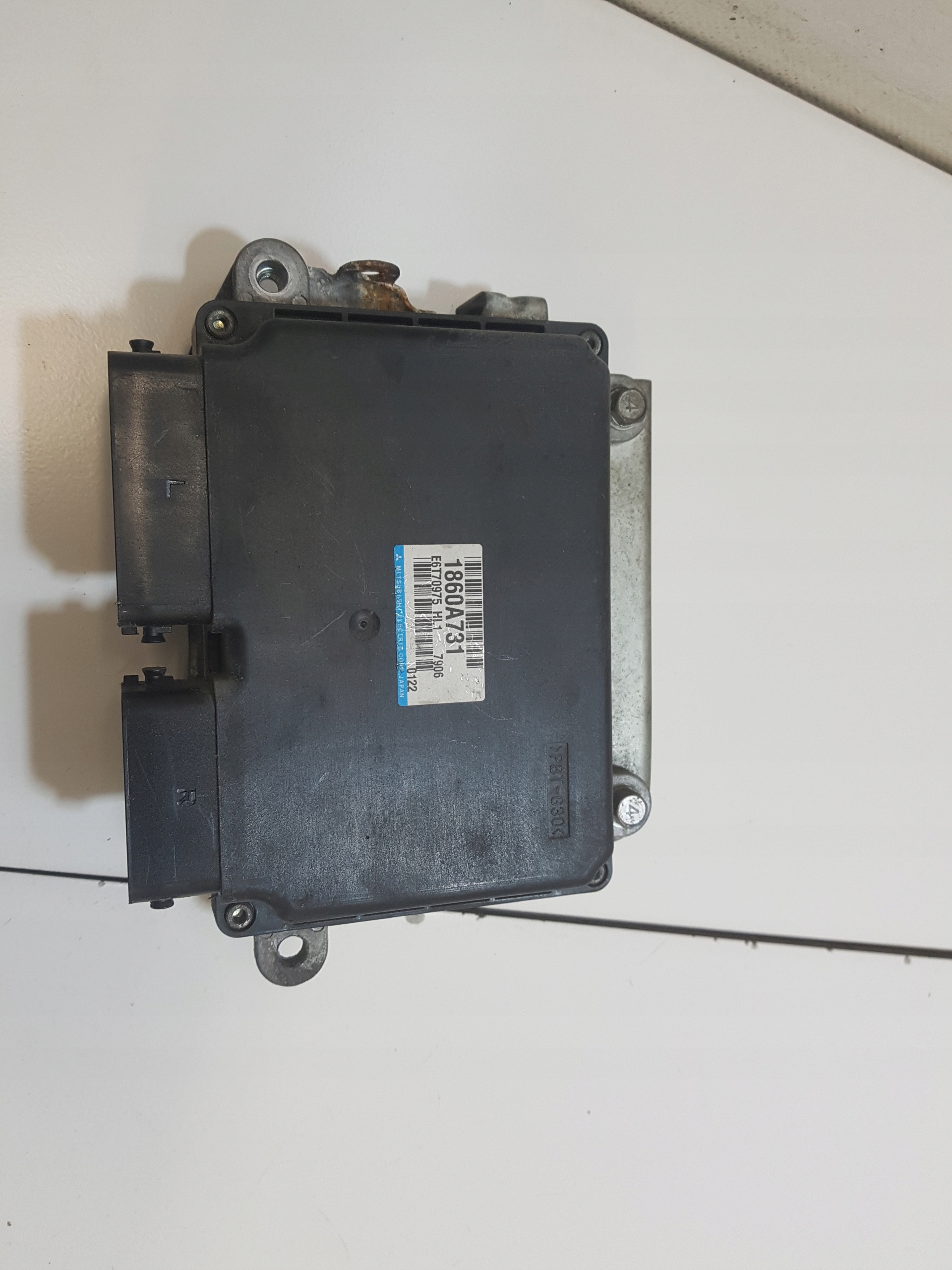 computer of the engine control unit MITSUBISHI LANCER 8 1860A731