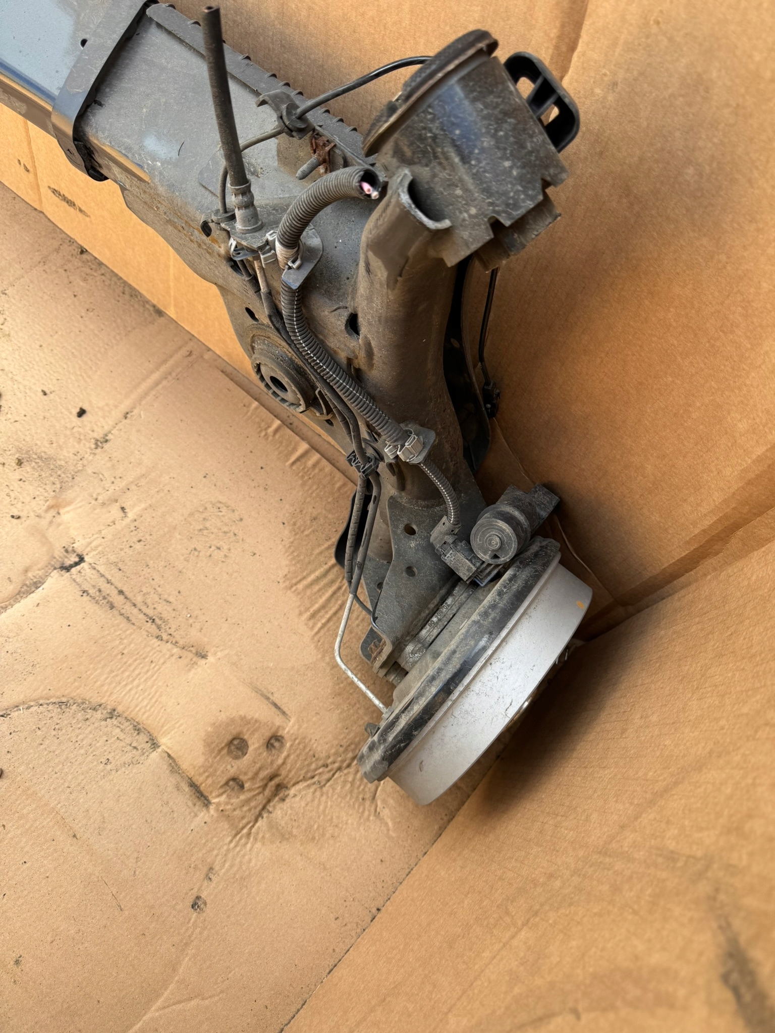 RENAULT CAPTUR II 1.0 TCE 1.3 TYLNA OŚ BELKA ZAWIESZENIE BĘBNY 555019165R Producent części Renault OE