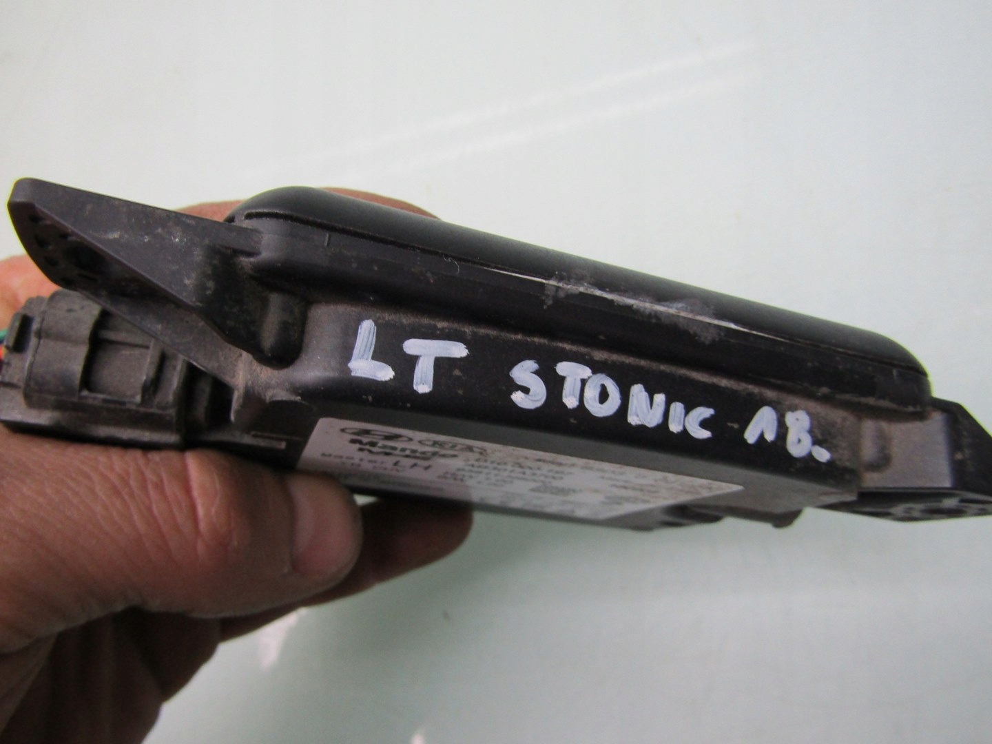 STONIC 18R Датчик левый задний зад 95811-H8000