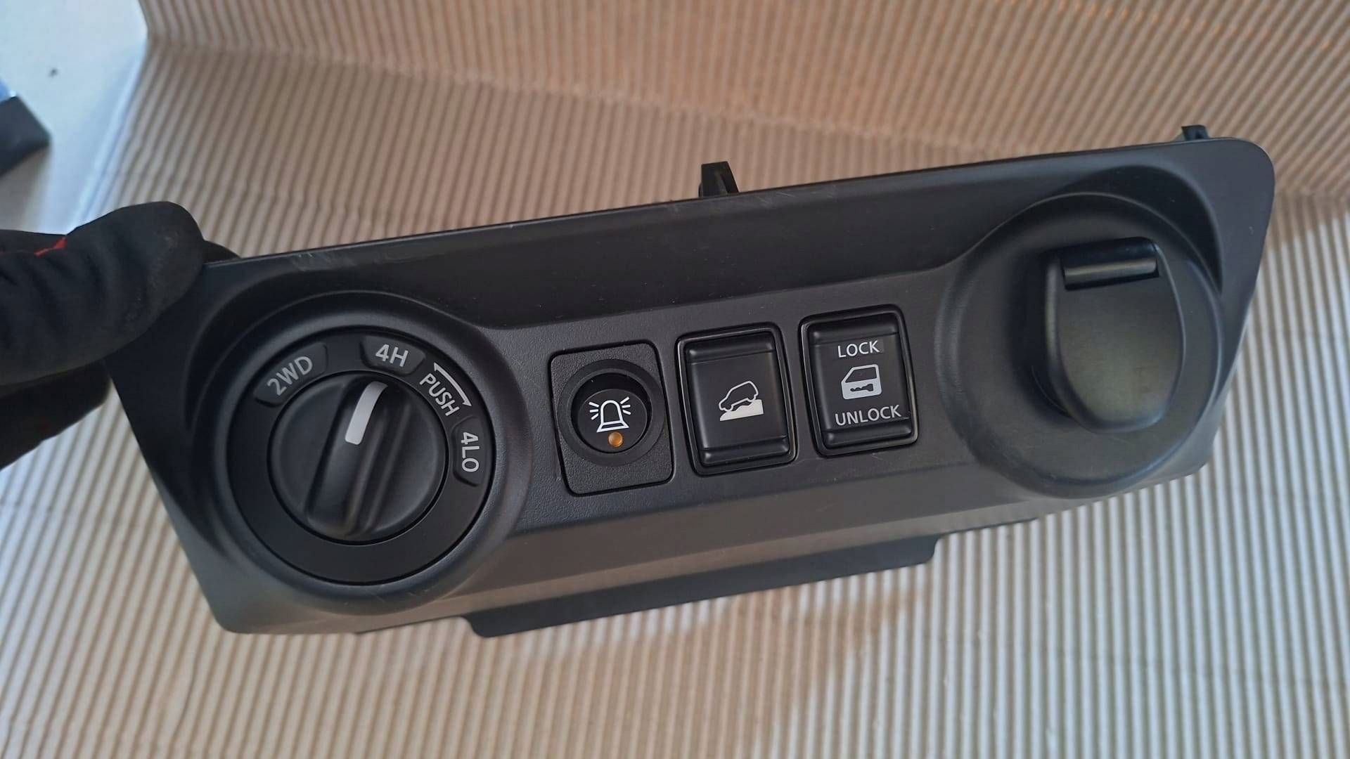 control panel Nissan Navara D23 682464KJ0A
