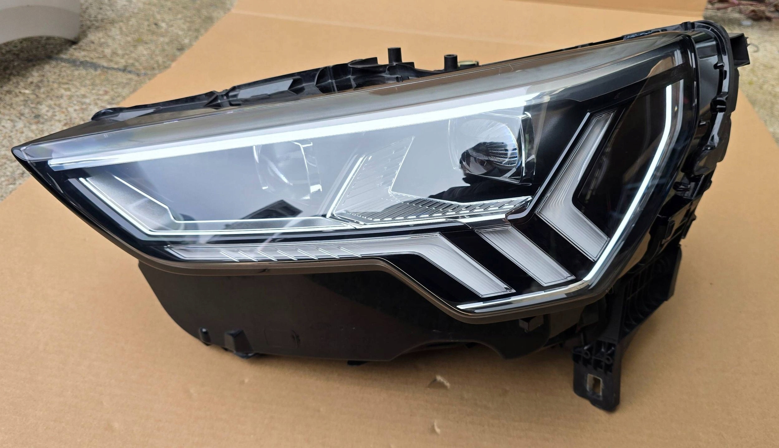 Audi Q3 83A light left front