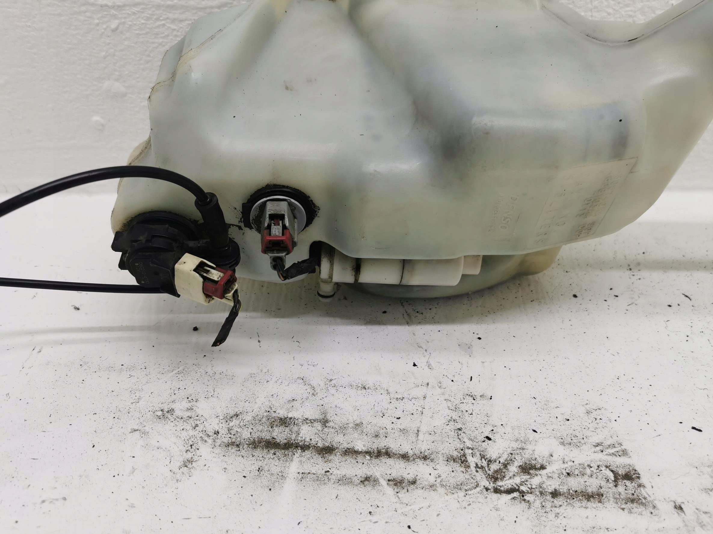 washer fluid tank CHRYSLER 300C 04805740AA