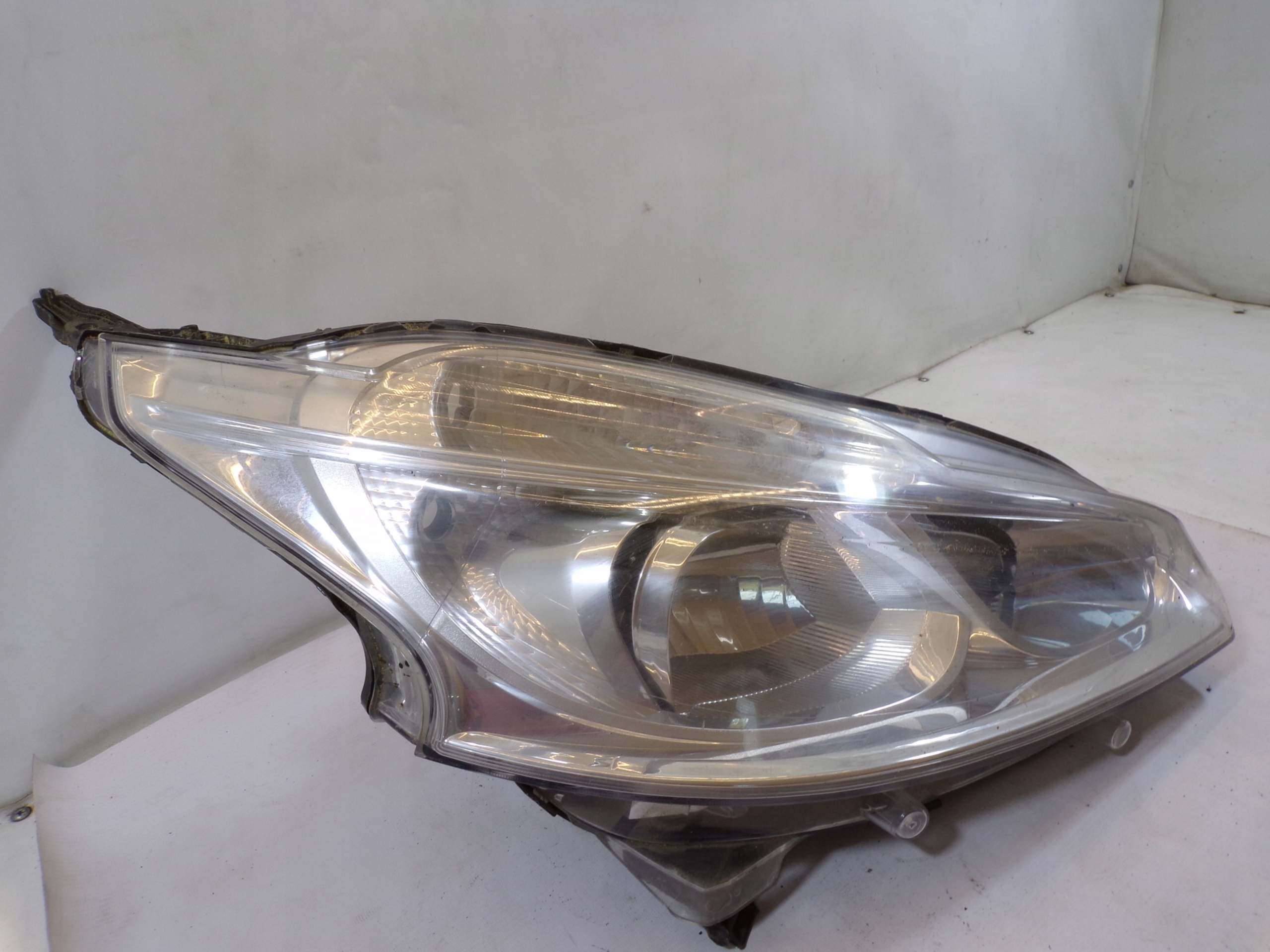 light front front right PEUGEOT 208