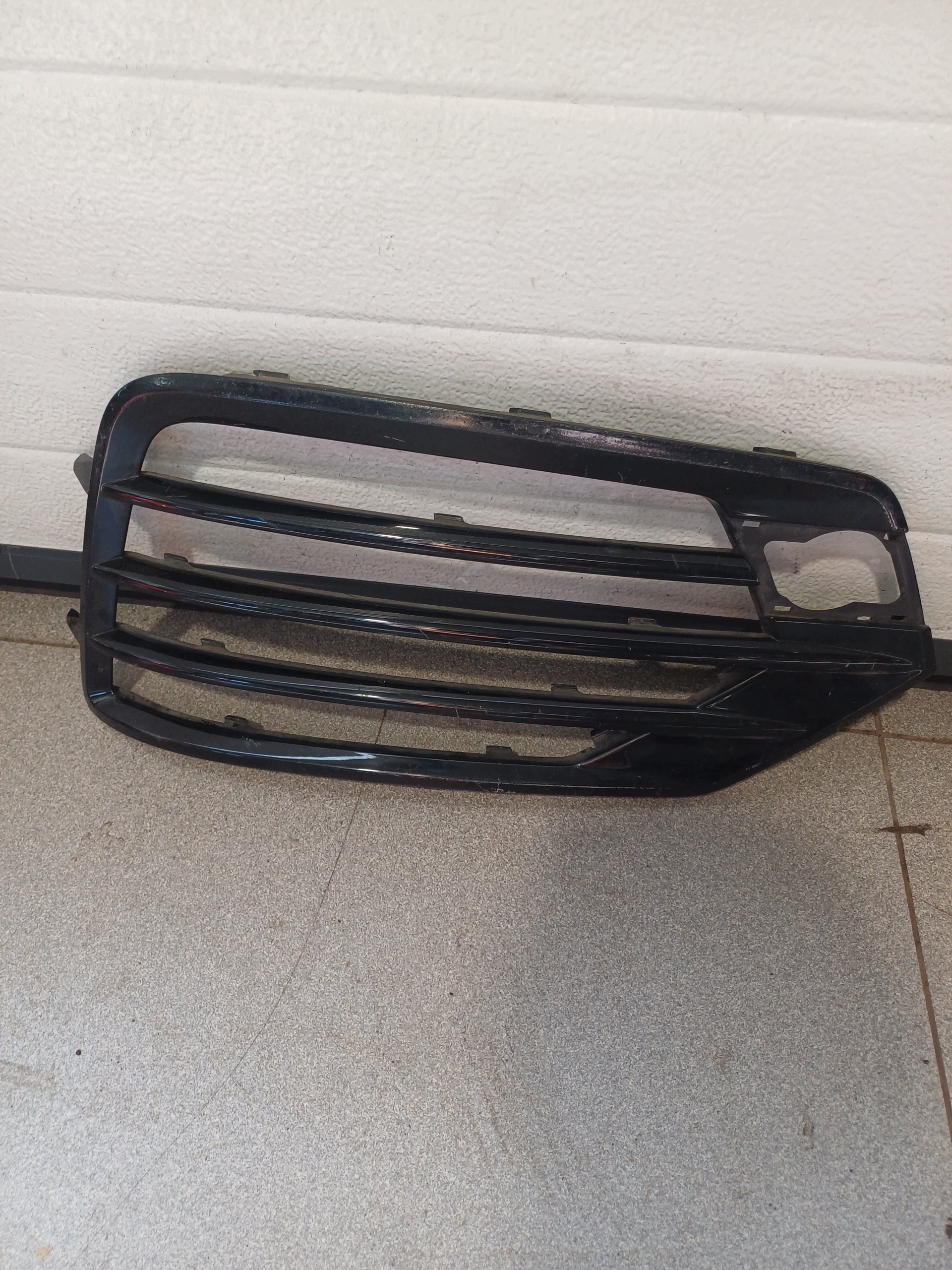 grid of a bumper right front AUDI Q3 S- LINE LIFT 8V0807682K