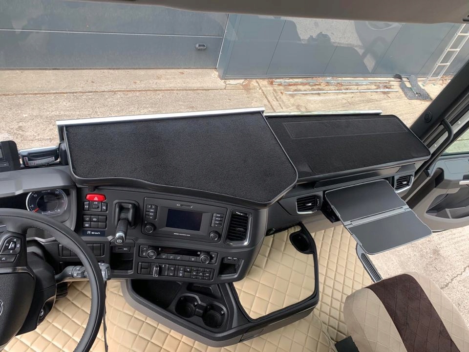 ПРАВЫЙ СТОЛИК ПОЛКА С ШУФОМ. SCANIA S и R с 2017 года.