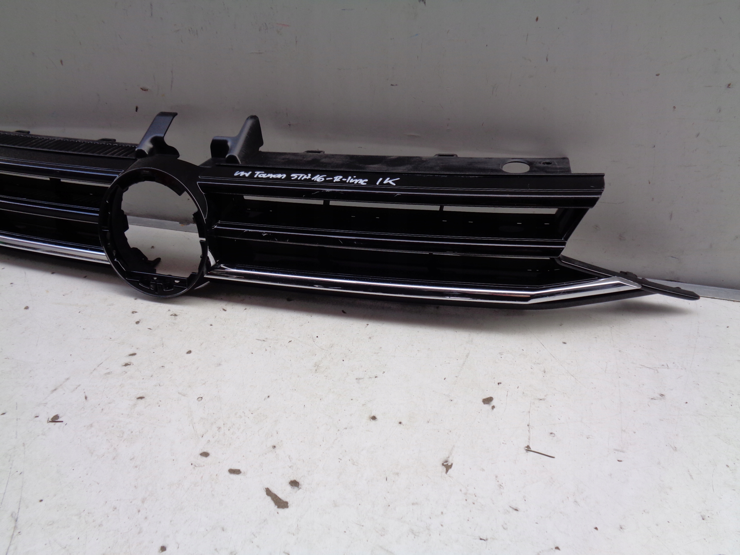 Grille VW TOURAN 5TA 16