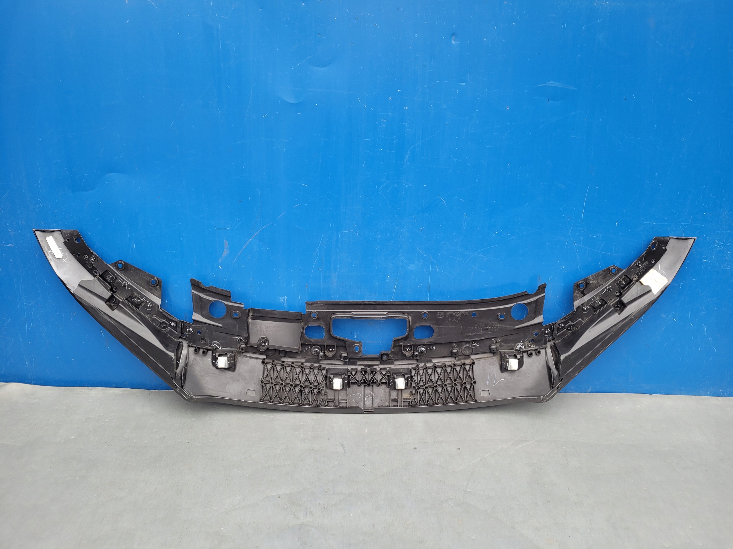 MAZDA 3 MAZDA3 HB 2019- 19- NOSEK GÓRNA LISTWA OSŁONA GÓRNA Numer katalogowy oryginału BCKA-507E1 BCKA-50722