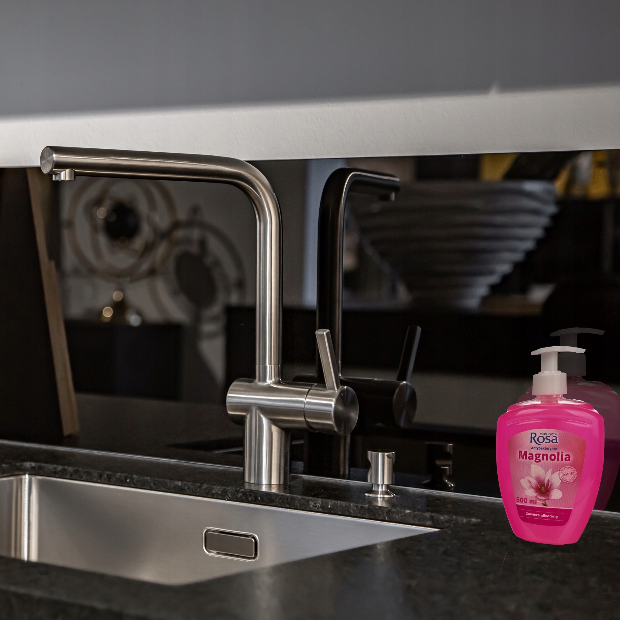 Mydło w Płynie Antybakteryjne ROSA Magnolia z Dozownikiem, 500ml Marka inna marka