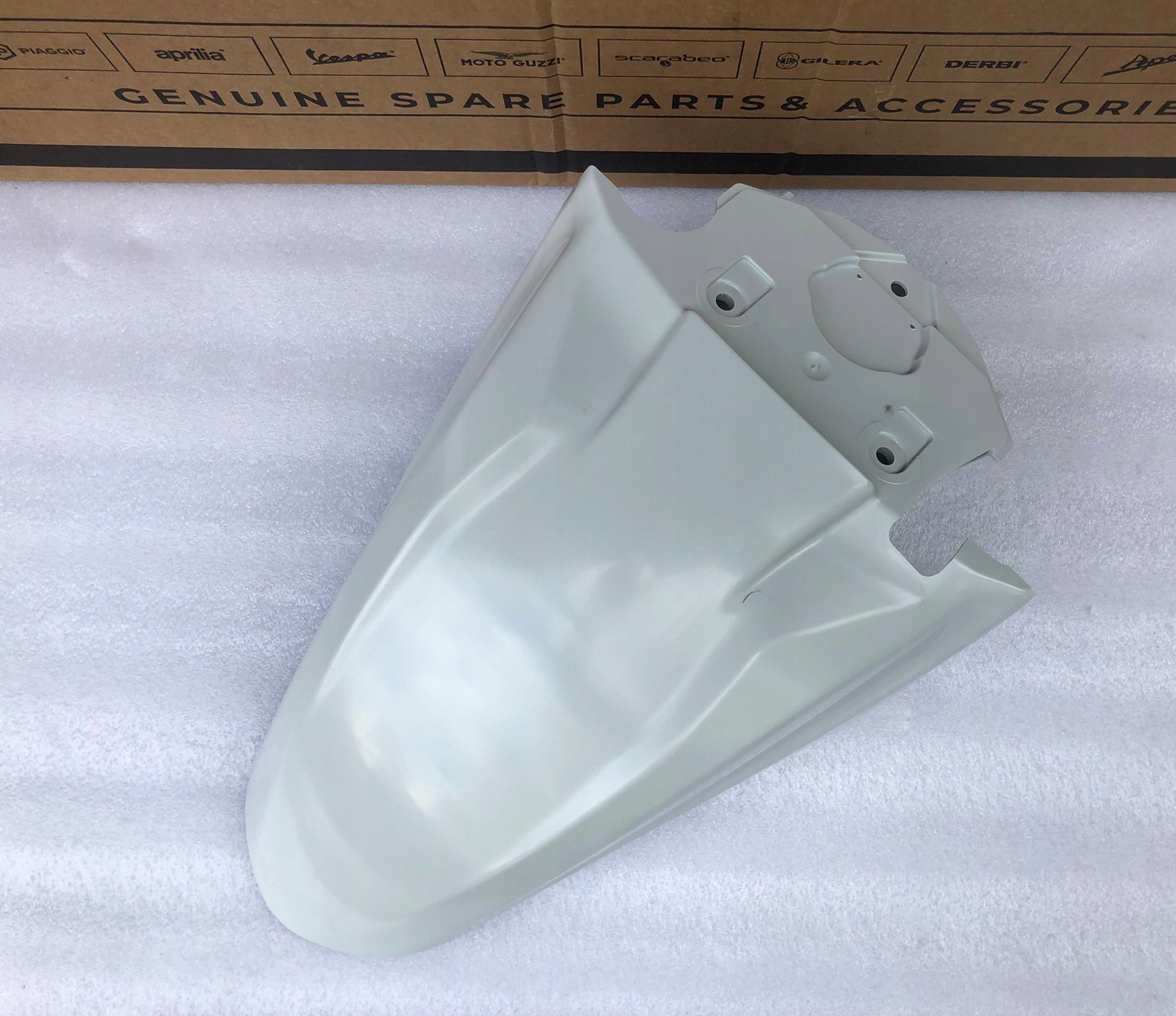 Piaggio Beverly 2021+ predný blatník Nový originál