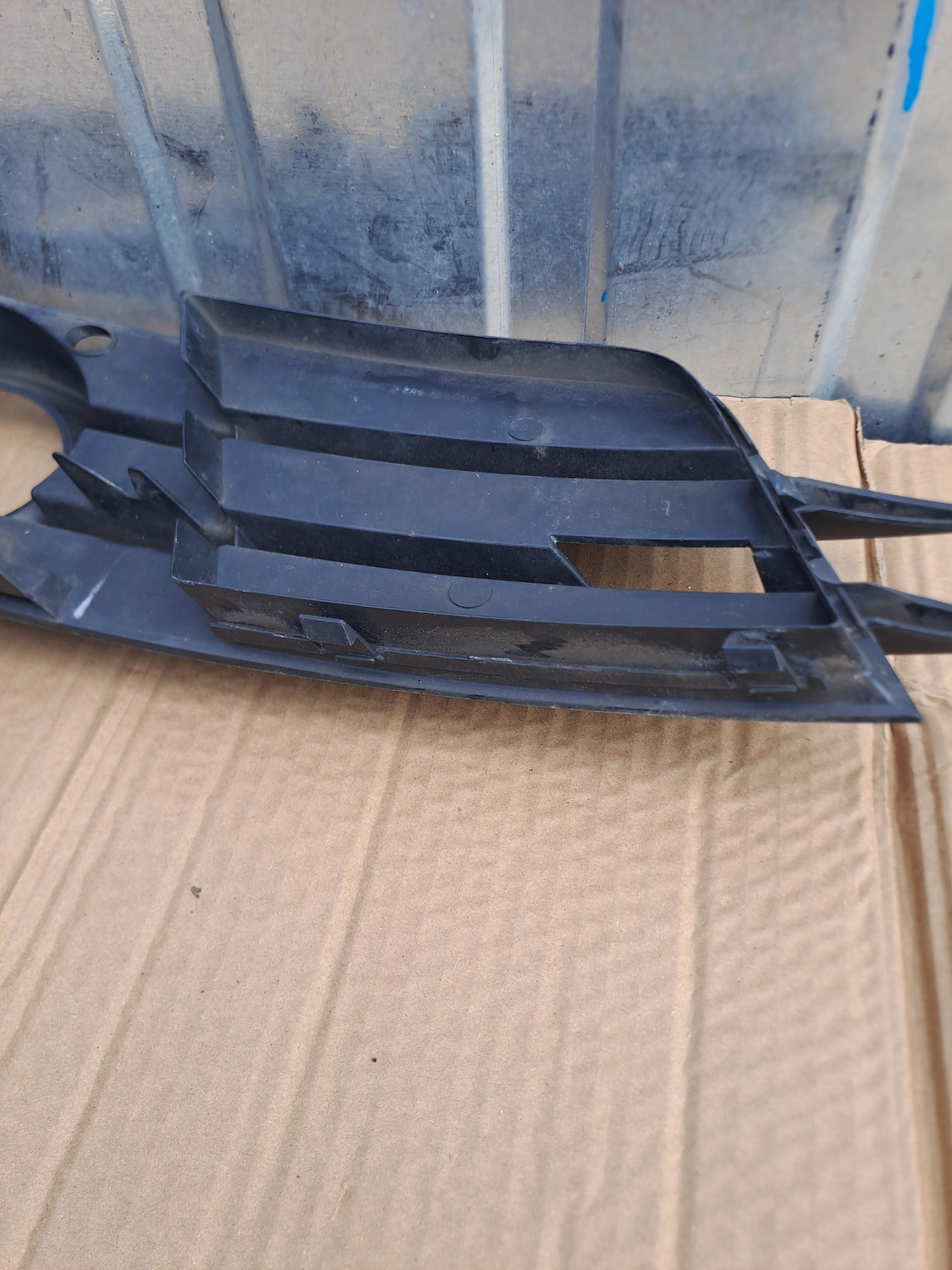 grid of a bumper right front right Audi A6 C7 2011- 4G0807682A