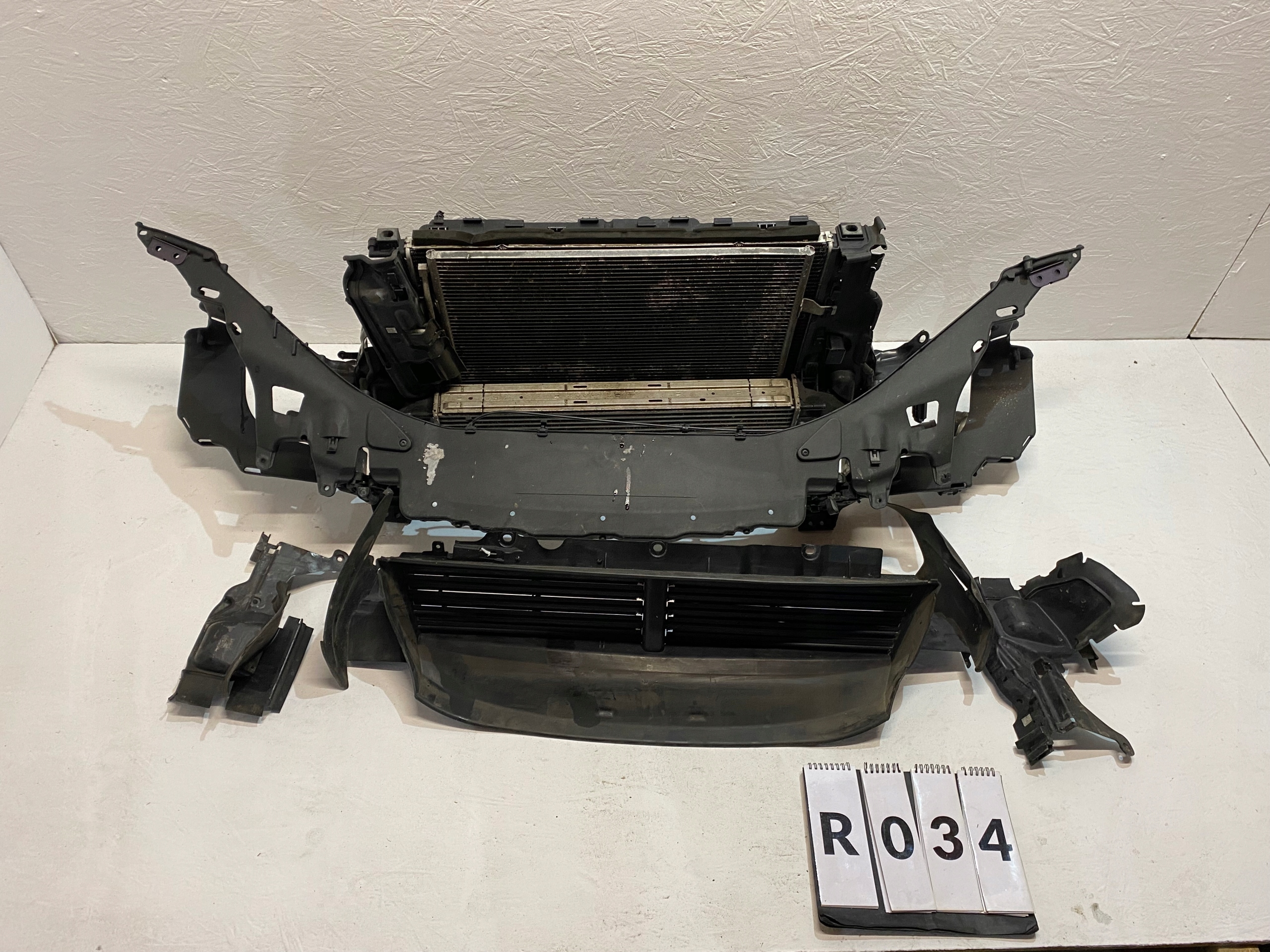 VOLVO S60 V60 pas przedni chłodnice roleta D3 10-