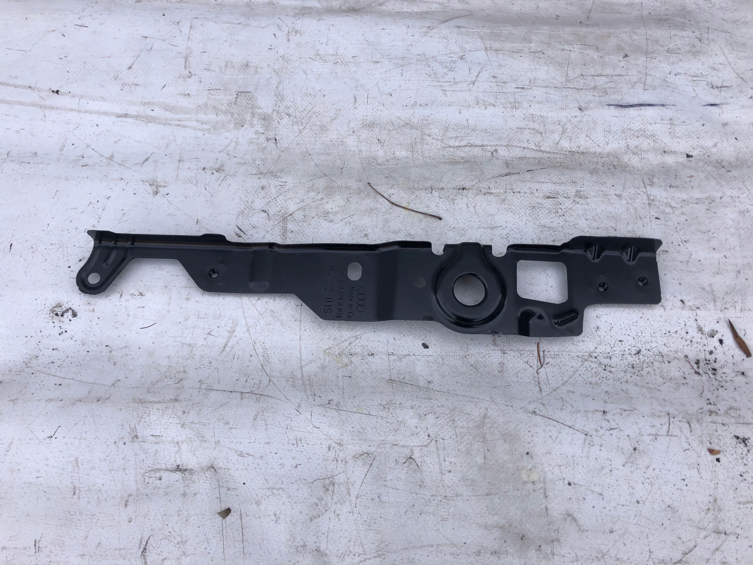 AUDI A4 b9 кронштейн крила передній лівий 8W0809075A