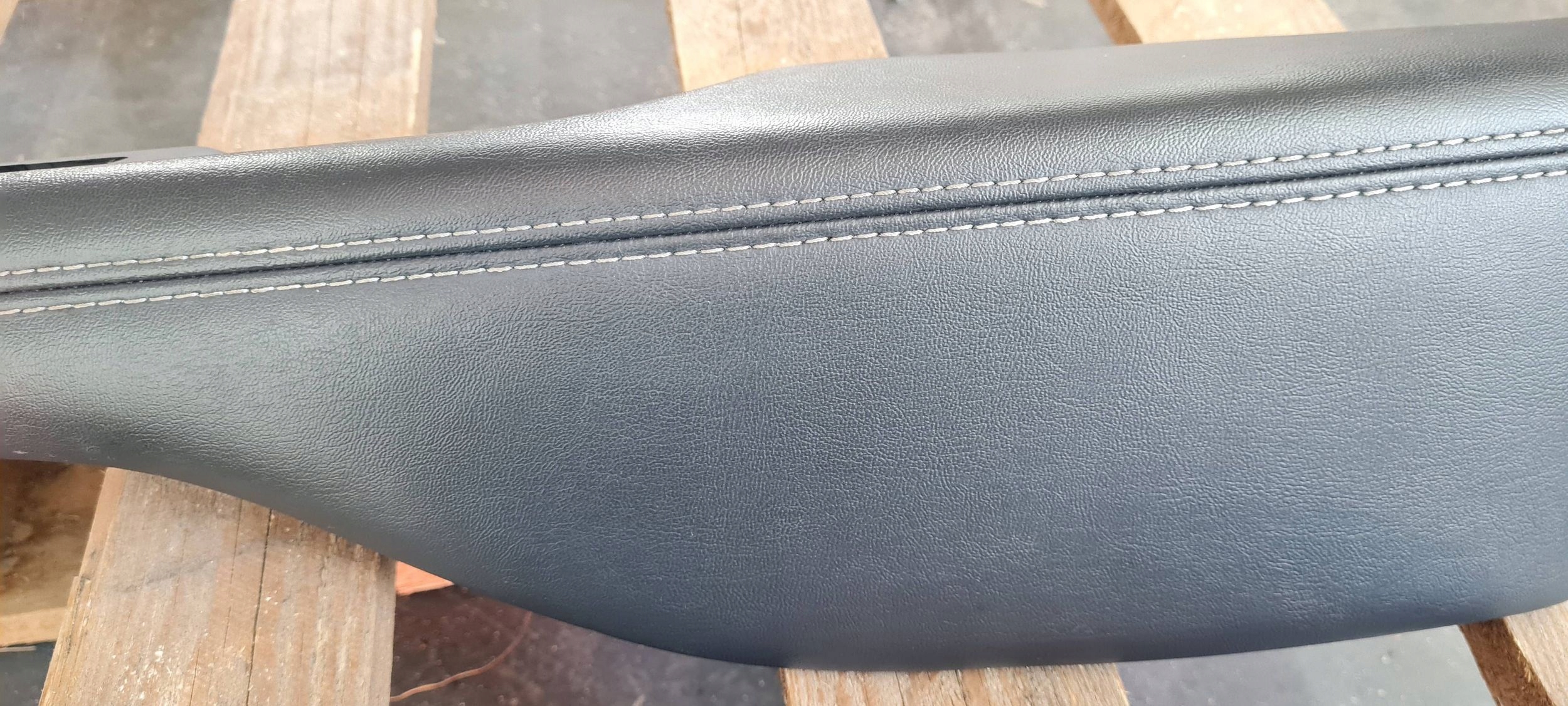 Chrysler Pacifica 2022 armrest side BOCZKA right front leather
