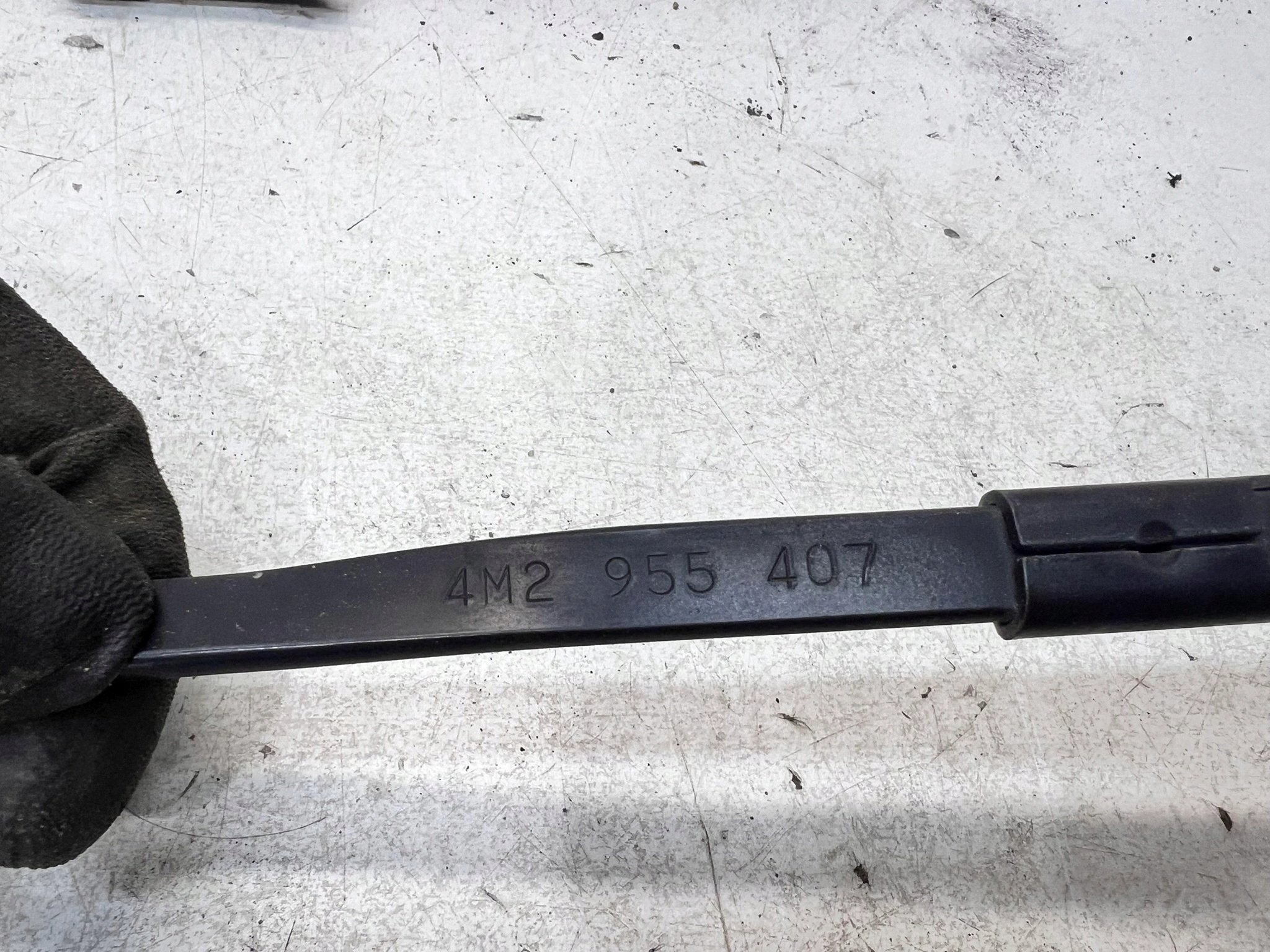 wiper arm left AUDI Q7 4M 4M2955407