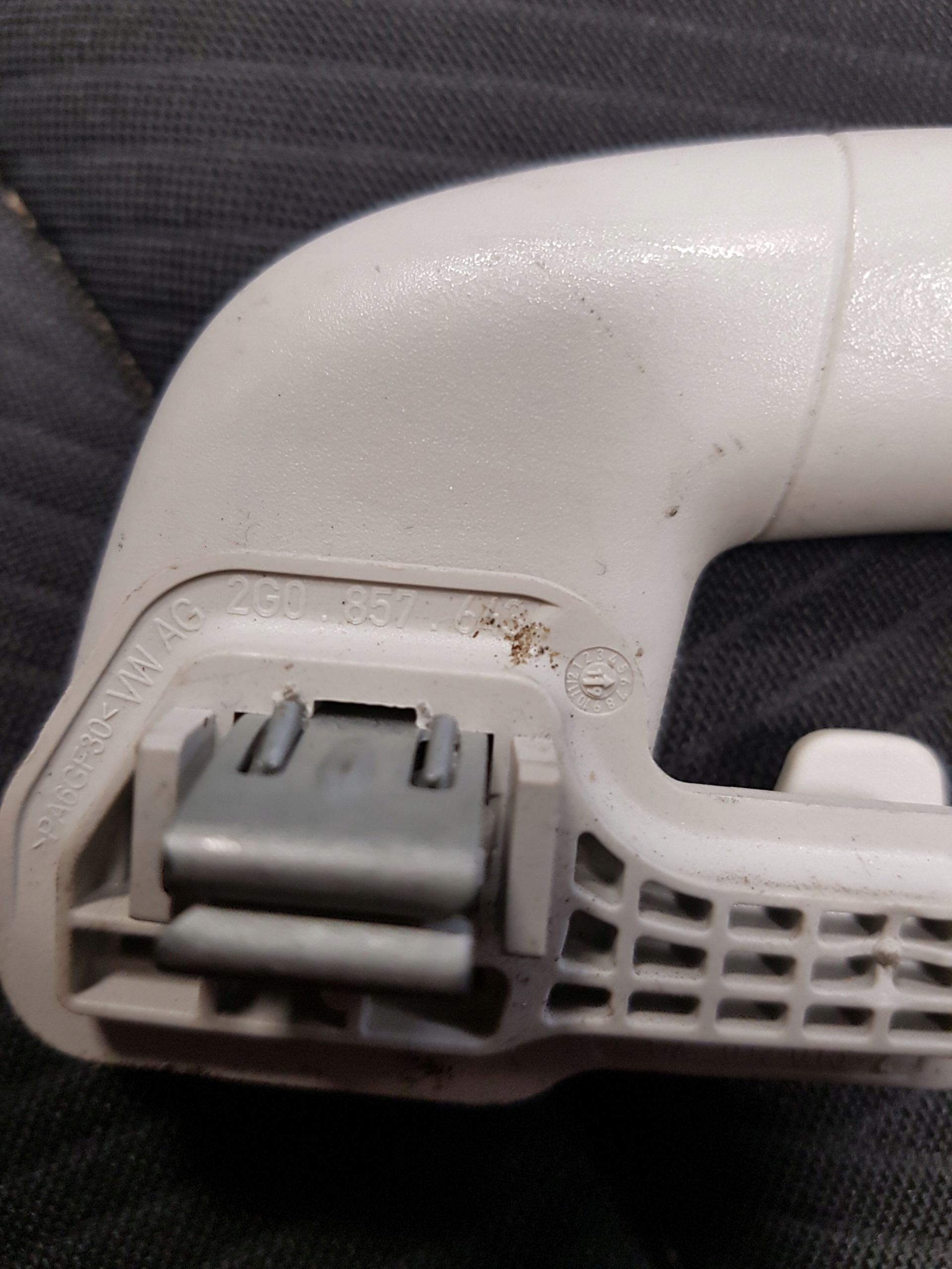 RĄCZKA UCHWYT PODSUFITKI VW T-ROC 2G0857643 Producent części Volkswagen OE