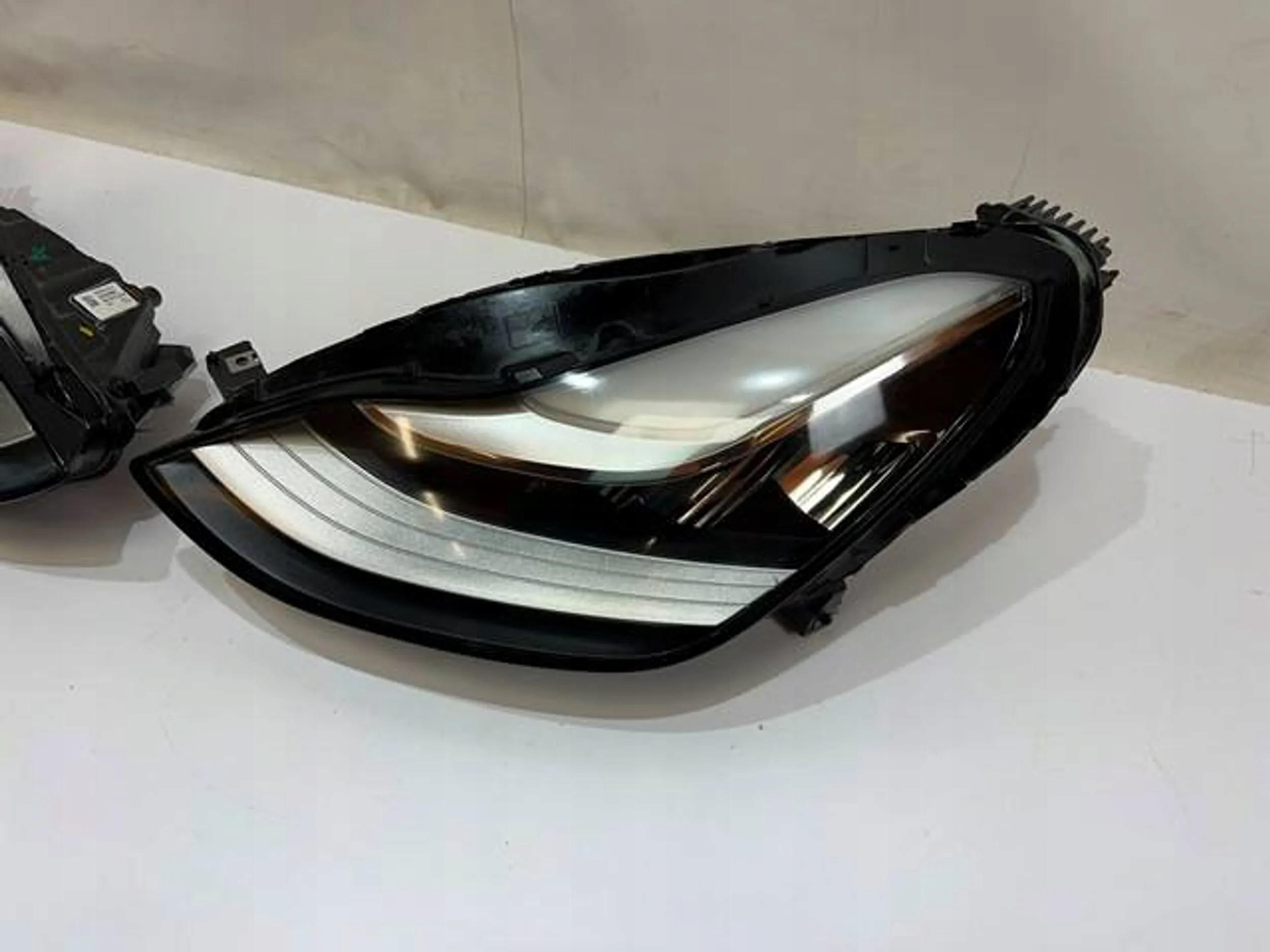 TESLA MODEL 3 III 17-20 LAMPA FULL LED L+P PRZÓD Typ samochodu Samochody osobowe