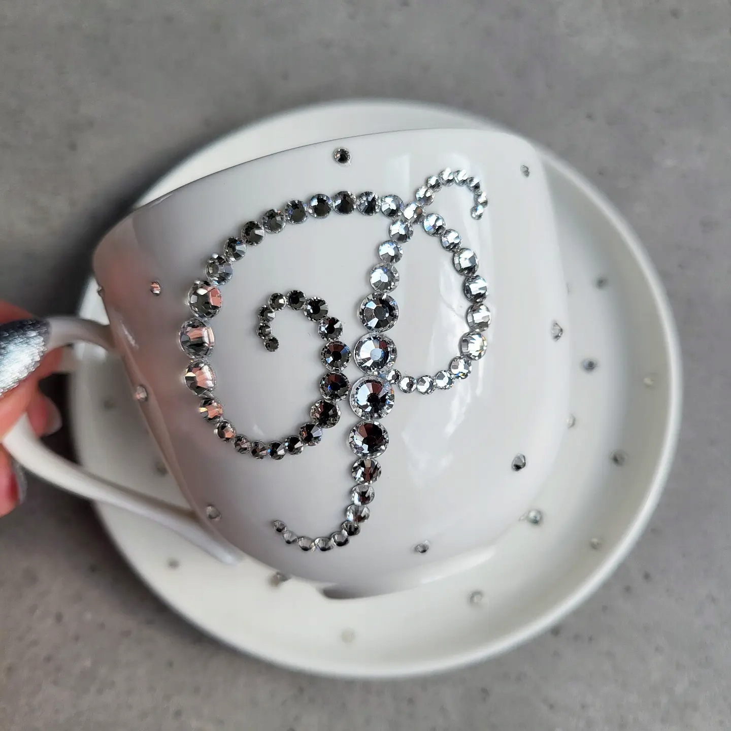 Bílý šálek písmeno jméno zirkony dárek 330 Ambition glam narozeniny